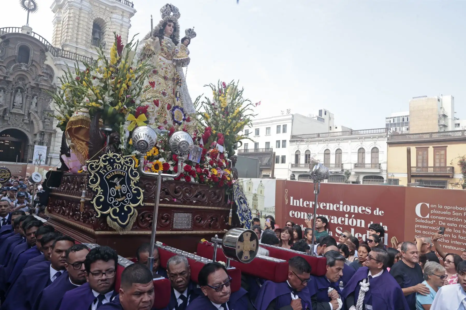 Fieles devotos acompañan a la procesión de "Virgen de Chapi en iglesia San Francisco. Foto: ANDINA/Vidal Tarqui