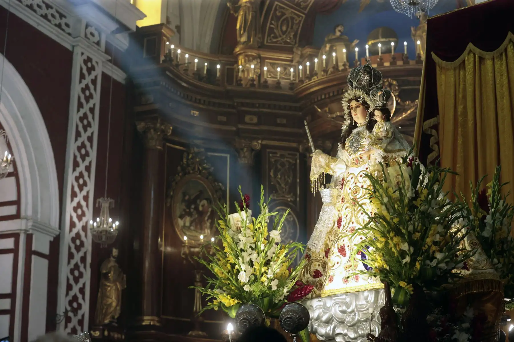 Fieles devotos acompañan a la procesión de "Virgen de Chapi en iglesia San Francisco. Foto: ANDINA/Vidal Tarqui