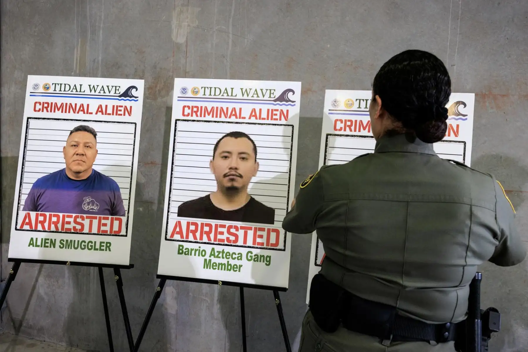 Un oficial coloca imágenes de personas arrestadas durante la conferencia de prensa en la oficina de la Operación de Deportación y Control de Inmigración y Aduanas (ICE) en Miramar, Florida, EE.UU., el 1 de mayo de 2025, donde se anunció los resultados de la mayor operación conjunta de control de inmigración en la historia de Florida. EFE