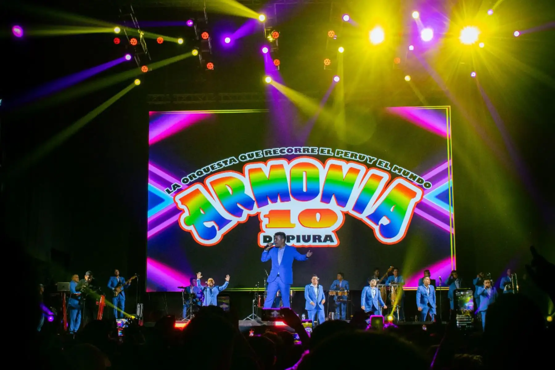 Desde la explanada del centro comercial Mall del Sur en San Juan de Miraflores, se realizó el concierto de cumbia denominado "Un canto al cielo", en memoria del difunto ex cantante de Armonía 10, Paul Flores. Foto: ANDINA/Difusión