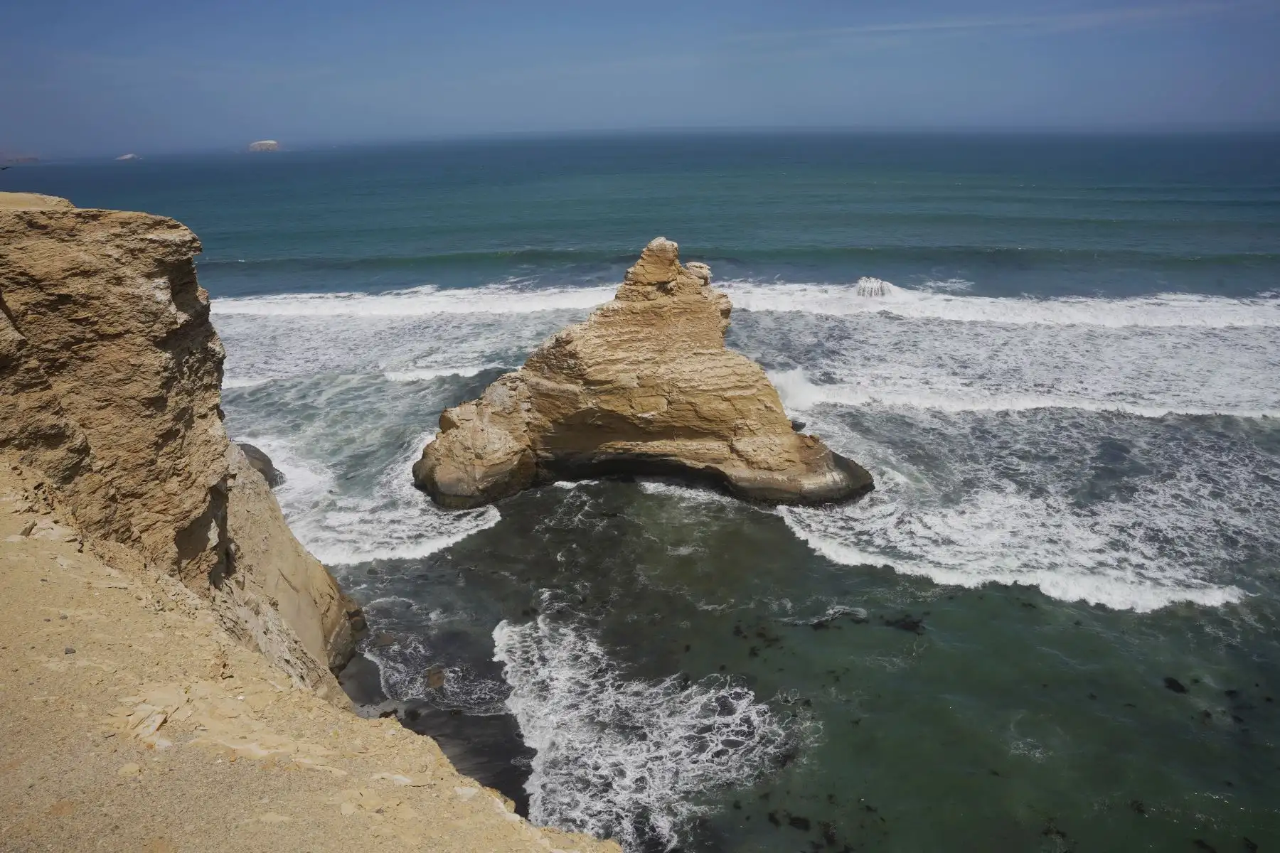 La formación rocosa de La Catedral (a pesar de su parcial derrumbe) por el terremoto del 2007 es muy visitado por los cientos de turistas. Se ubica entre las playas Yumaque y Supay. Foto:ANDINA/Genry Bautista