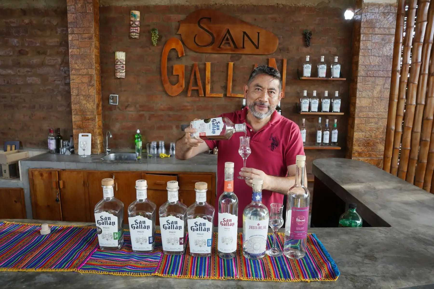 En el fundo La Mora en el valle de Casalla, ubicado en el km 228 de la carretera Panamericana Sur en el distrito de Tupac Amaru Ica en la provincia de Pisco, los turistas nacionales y extranjeros tiene la oportunidad de catar las diversas variedades de pisco y vinos patrimoniales que elabora el productor vitivinícola Ernesto Chang Ramos. Foto:ANDINA/Genry Bautista