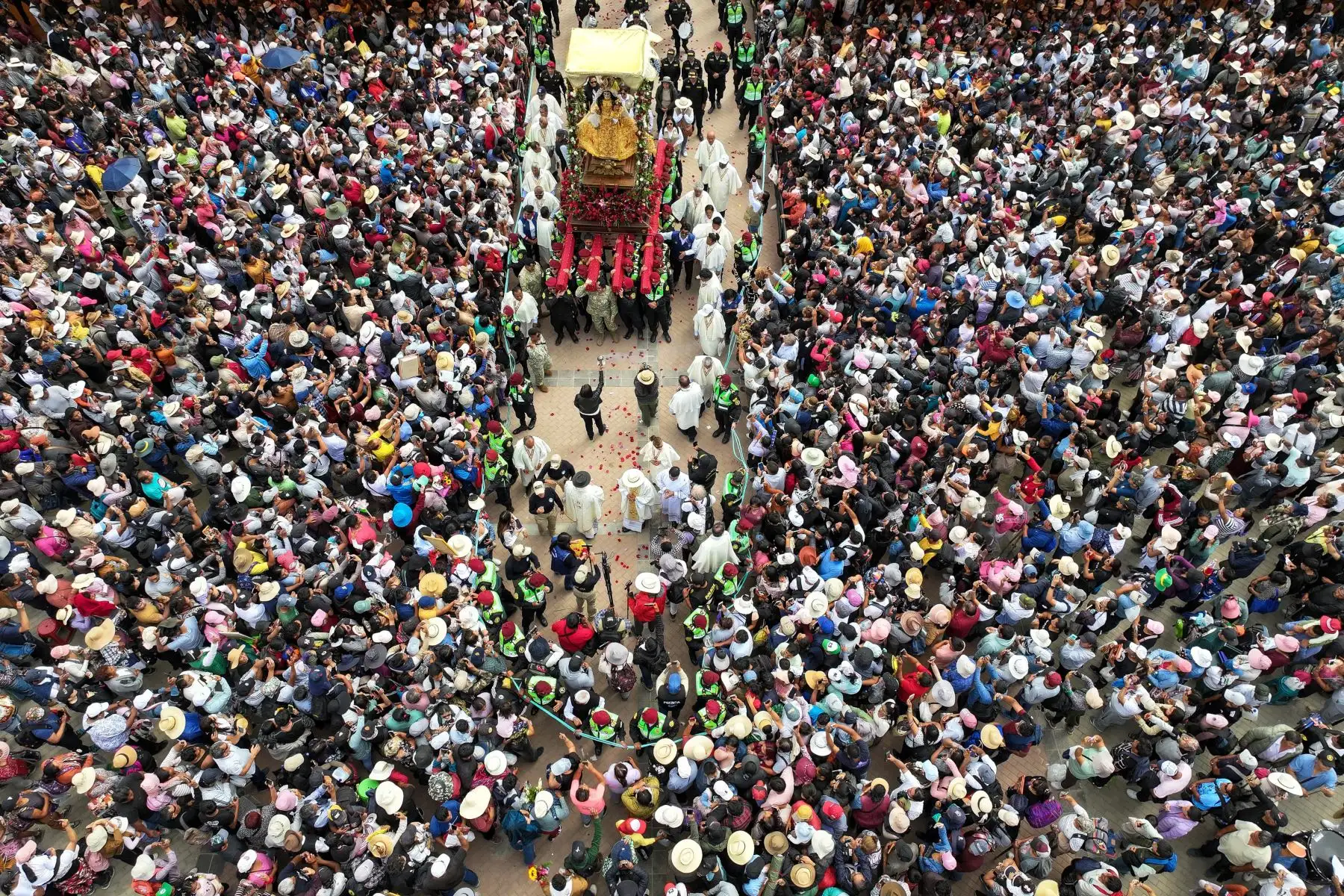 Con el corazón lleno de fe y los pies firmes en la tierra, miles de peregrinos emprendieron el sagrado camino hacia el Santuario de la Virgen de Chapi. Foto: ANDINA/Diego Ramos