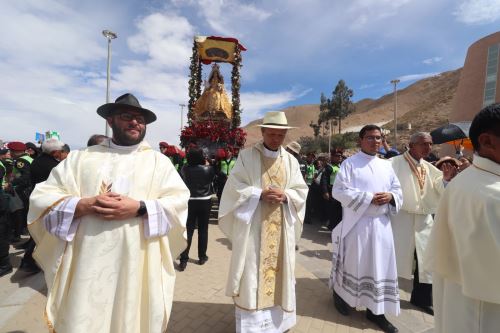 Miles de devotos participan de procesión de la imagen de la Virgen de Chapi en el Santuario de Polobaya, en Arequipa. ANDINA/Difusión