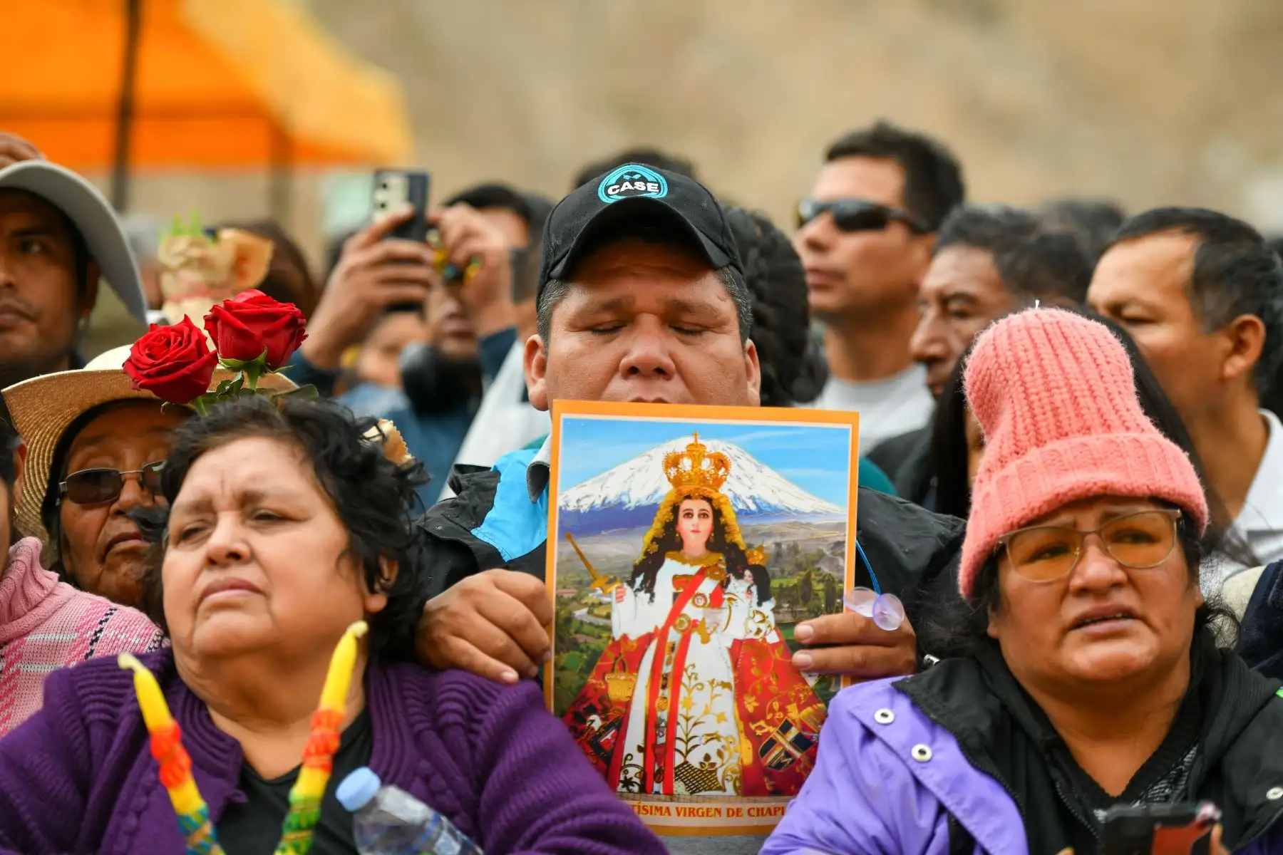 Al llegar al santuario, el alma se estremece. Lágrimas, sonrisas y abrazos se funden frente a la imagen de la Virgen, en un acto profundo de gratitud y fe viva. Foto: ANDINA/Diego Ramos