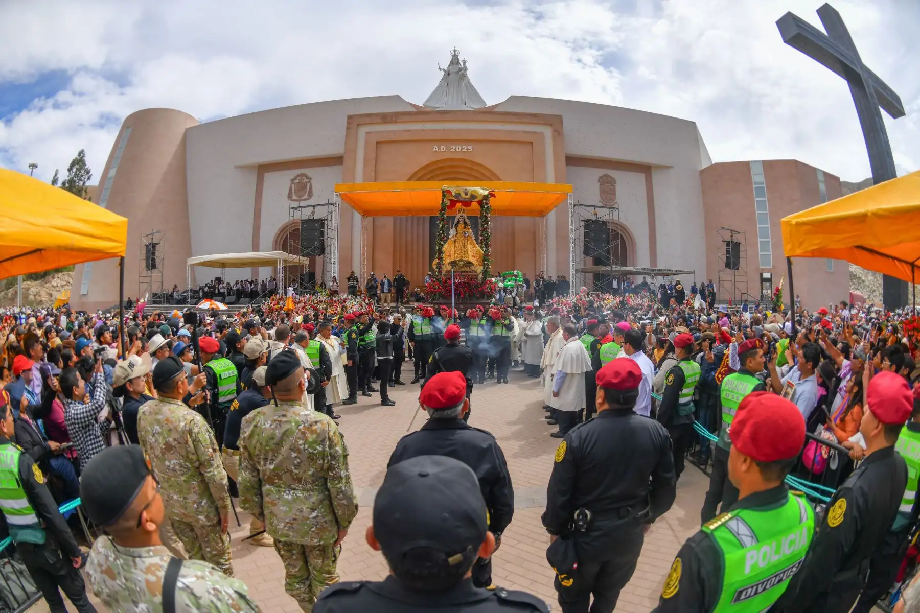 Con el corazón lleno de fe y los pies firmes en la tierra, miles de peregrinos emprendieron el sagrado camino hacia el Santuario de la Virgen de Chapi. Foto: ANDINA/Diego Ramos