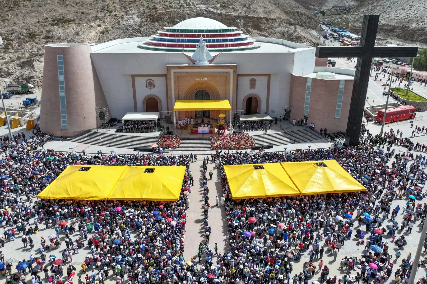 Con el corazón lleno de fe y los pies firmes en la tierra, miles de peregrinos emprendieron el sagrado camino hacia el Santuario de la Virgen de Chapi. Foto: ANDINA/Diego Ramos