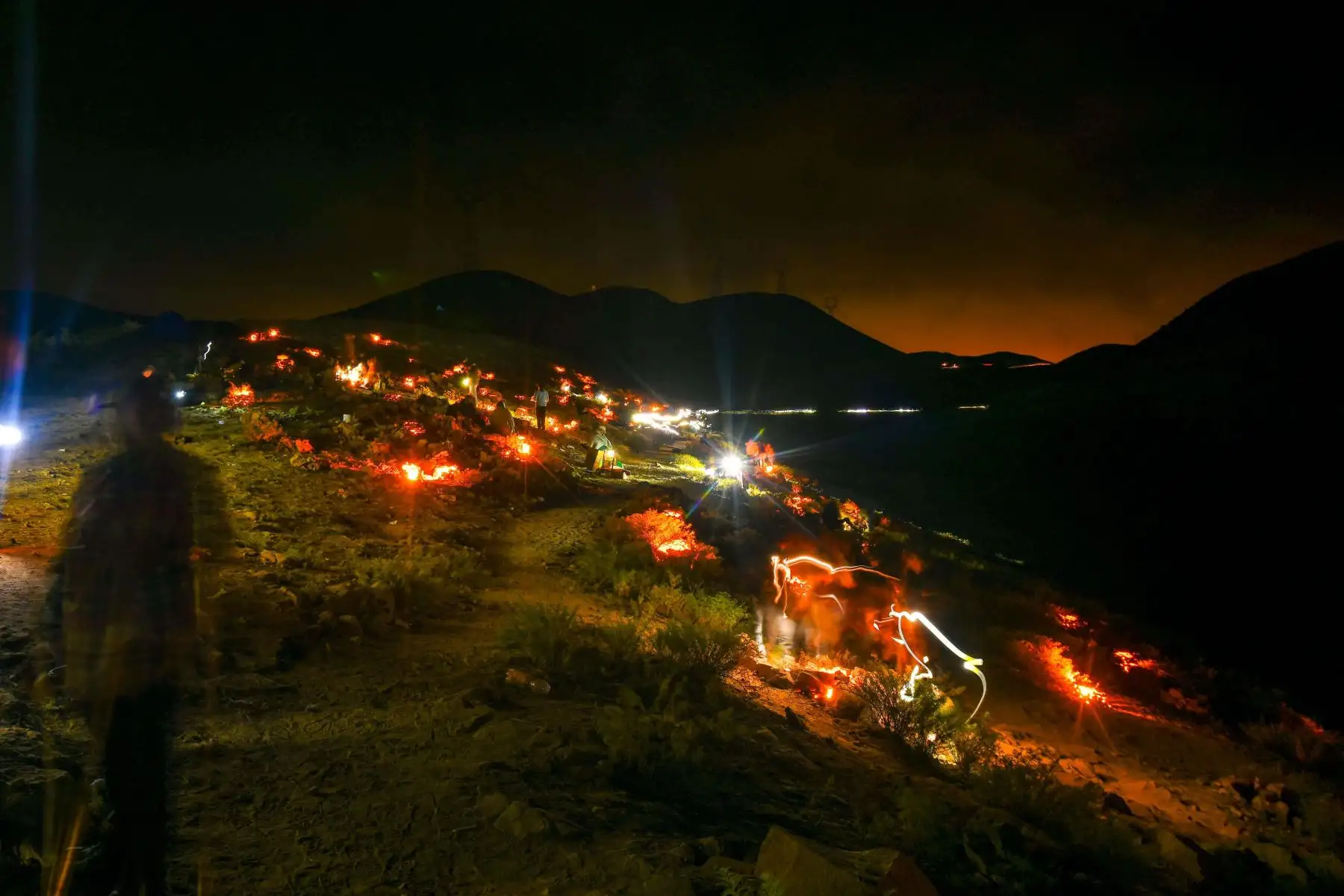 Bajo el cielo estrellado, las voces se unieron en cánticos y plegarias, transformando el silencio del desierto en un río de esperanza y amor por la Mamita milagrosa. Foto: ANDINA/Diego Ramos