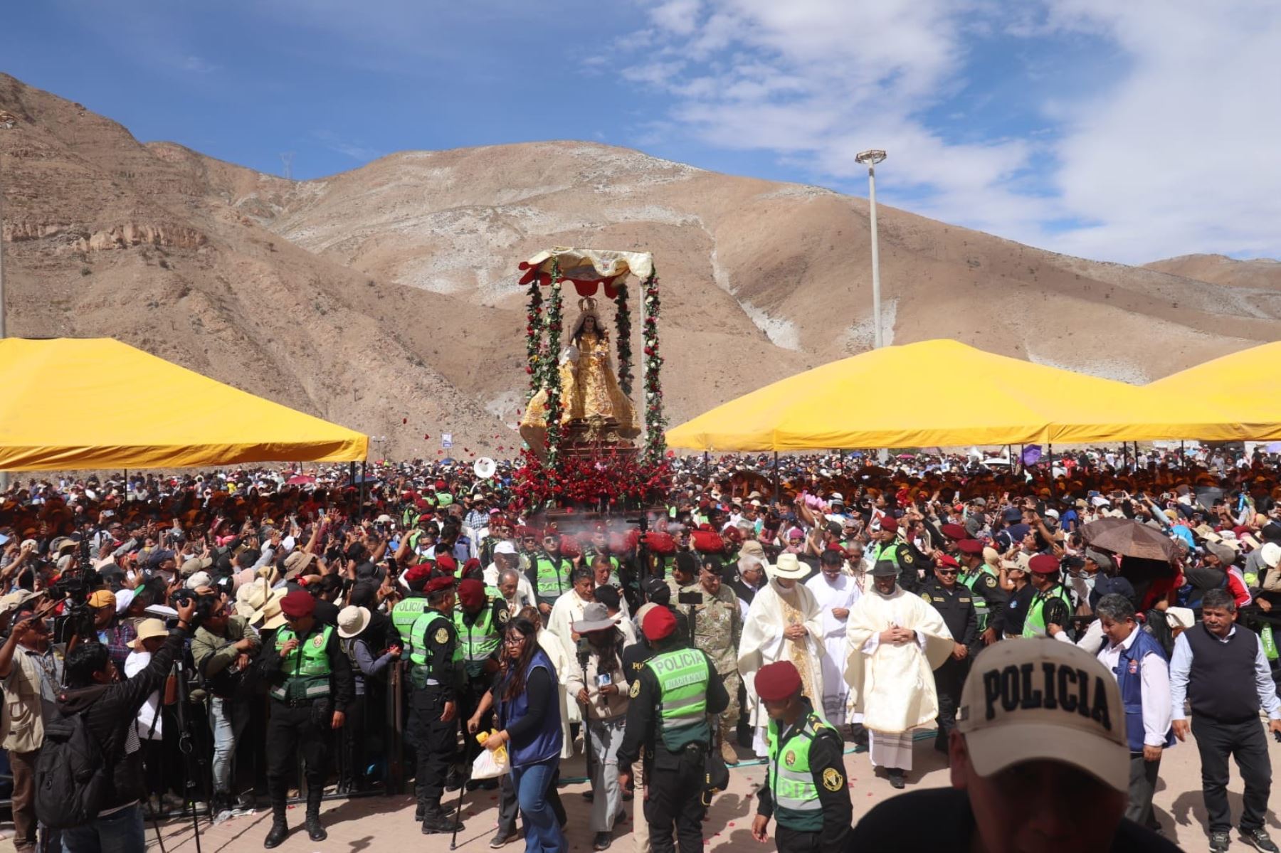 Thousands of devotees participated in the festival of the Virgin of Chapi in Arequipa, where she marched in procession across the esplanade of the Polobaya sanctuary. Photo: ANDINA/Difusión