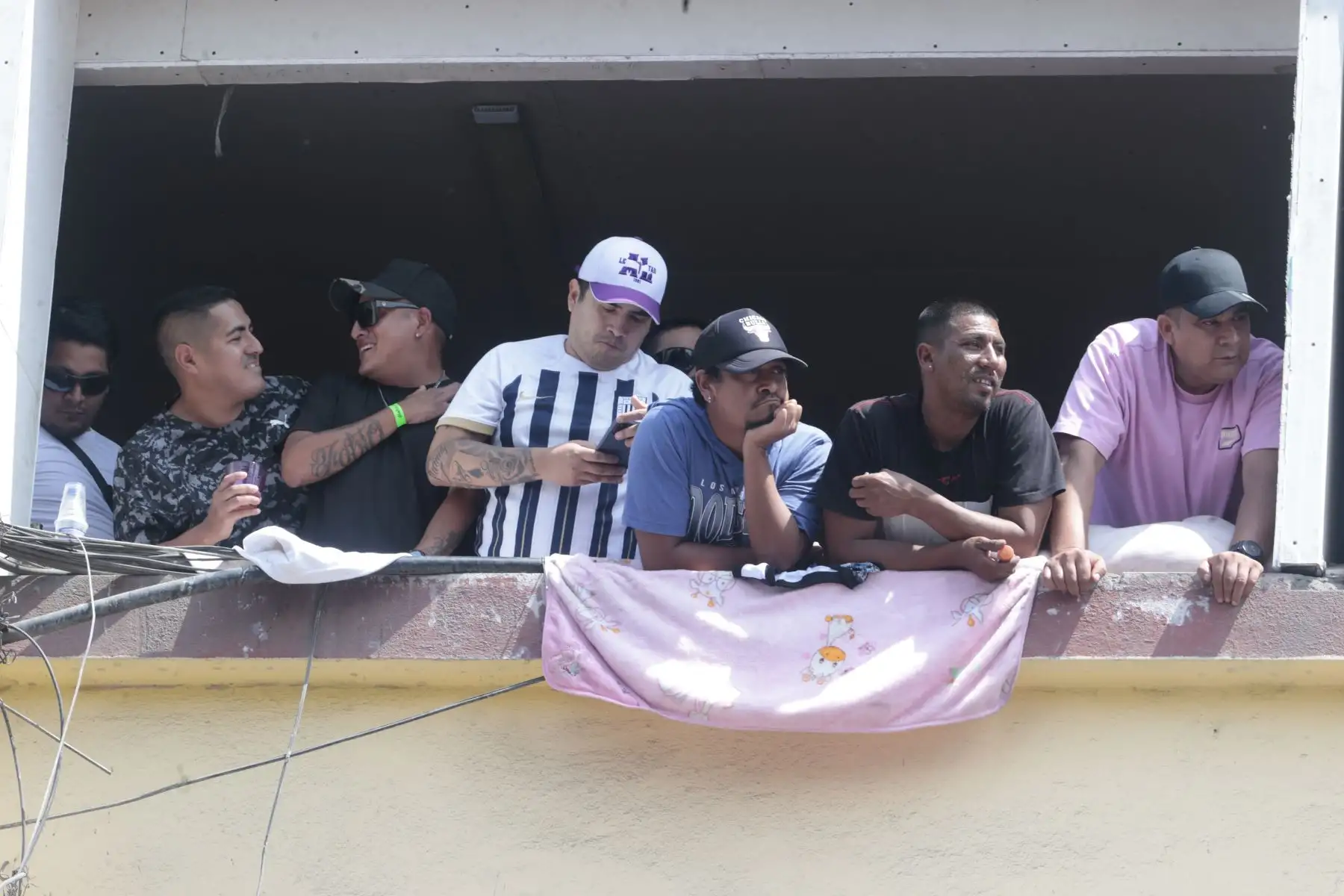 En el corazón del distrito de la Victoria, desde las 7:00 horas, se realizó el famoso y tradicional Mundialito de El Porvenir, torneo de fútbol que tiene lugar los 1 de mayo de cada año, con la participación de decenas de equipos y una gran multitud de vecinos y aficionados que acuden a ver los partidos.
Foto: ANDINA/Vidal Tarqui