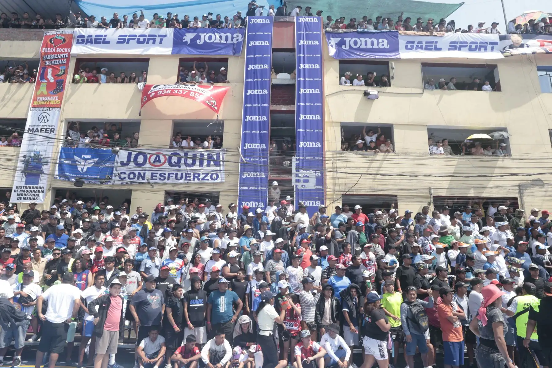 En el corazón del distrito de la Victoria, desde las 7:00 horas, se realizó el famoso y tradicional Mundialito de El Porvenir, torneo de fútbol que tiene lugar los 1 de mayo de cada año, con la participación de decenas de equipos y una gran multitud de vecinos y aficionados que acuden a ver los partidos.
Foto: ANDINA/Vidal Tarqui
