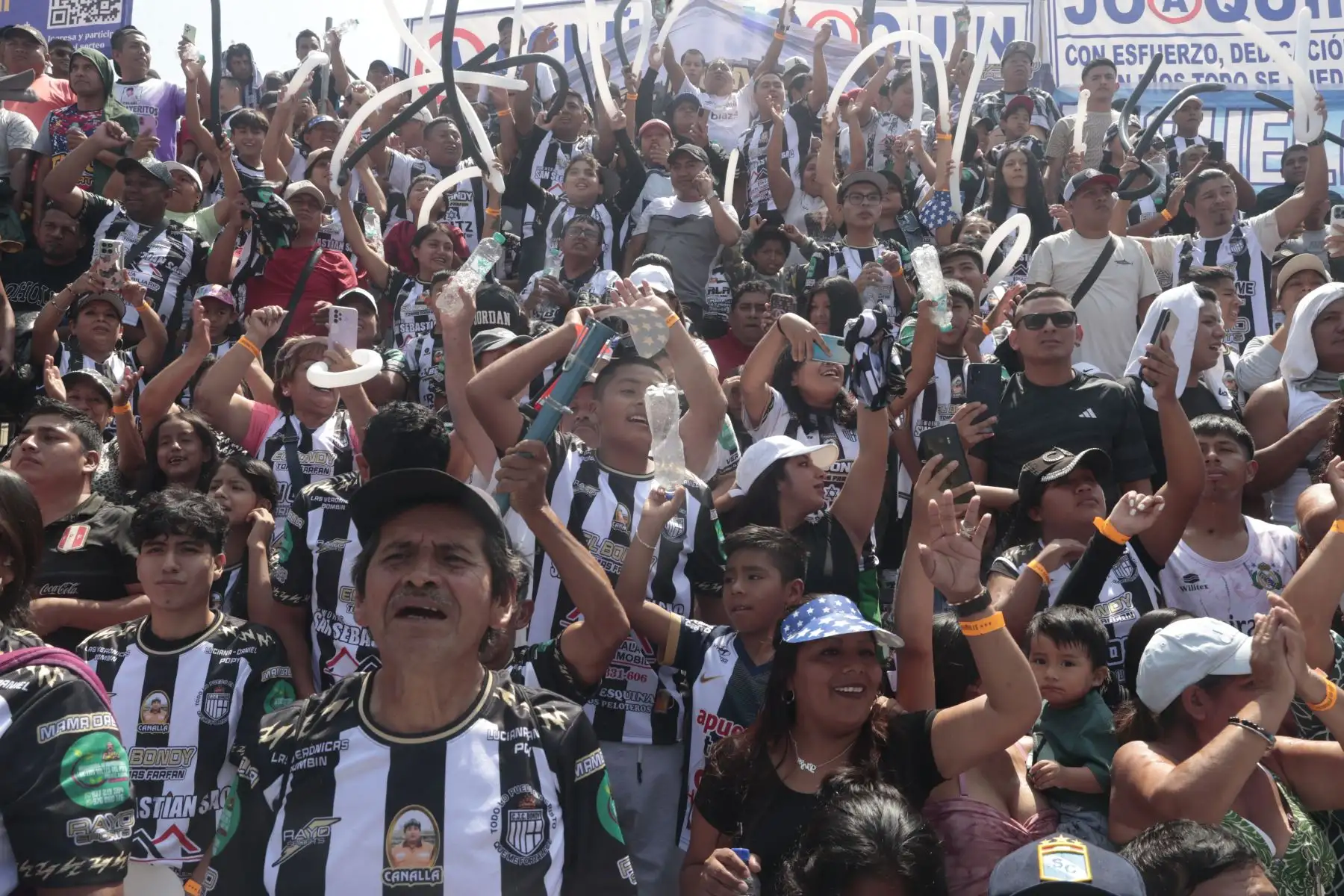 En el corazón del distrito de la Victoria, desde las 7:00 horas, se realizó el famoso y tradicional Mundialito de El Porvenir, torneo de fútbol que tiene lugar los 1 de mayo de cada año, con la participación de decenas de equipos y una gran multitud de vecinos y aficionados que acuden a ver los partidos.
Foto: ANDINA/Vidal Tarqui