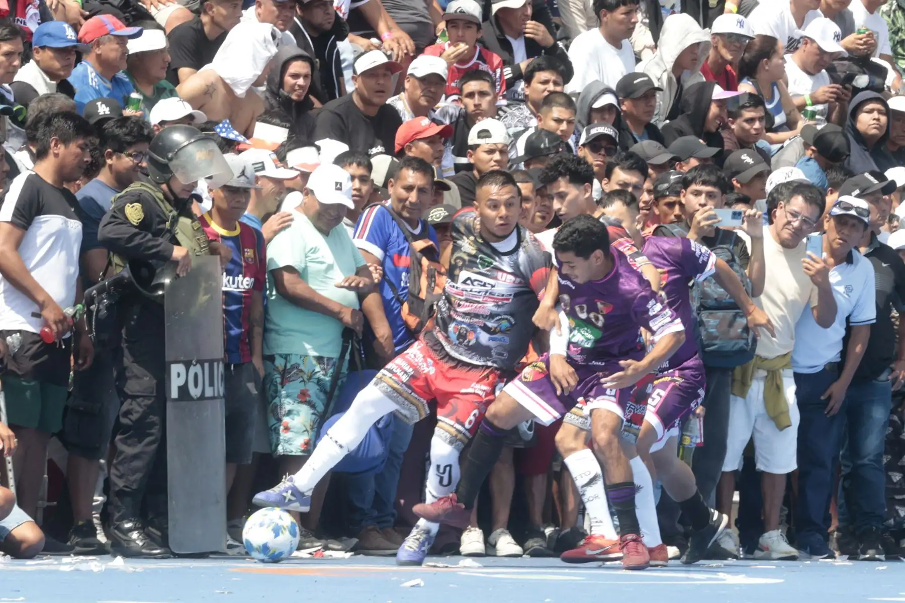 Debido a incidentes de agresiones a jugadores de fútbol y a un árbitro, el Mundialito de El Porvenir en su edición 2025 fue suspendido por la comisión organizadora mientras se disputaba la semifinal del torneo, al no contarse con las garantías de seguridad para los participantes y asistentes al evento.
Foto: ANDINA/Vidal Tarqui