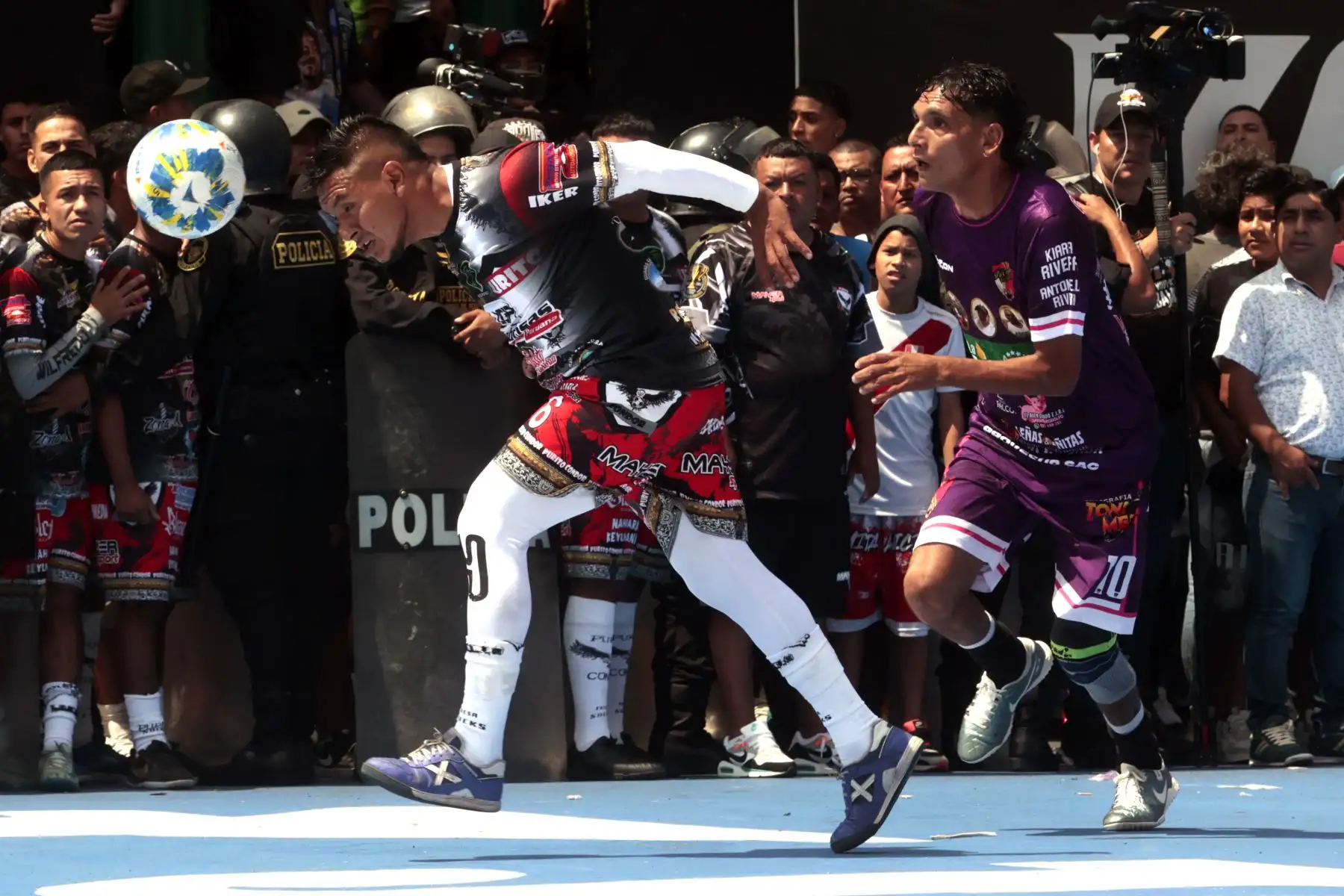 En el corazón del distrito de la Victoria, desde las 7:00 horas, se realizó el famoso y tradicional Mundialito de El Porvenir, torneo de fútbol que tiene lugar los 1 de mayo de cada año, con la participación de decenas de equipos y una gran multitud de vecinos y aficionados que acuden a ver los partidos.
Foto: ANDINA/Vidal Tarqui