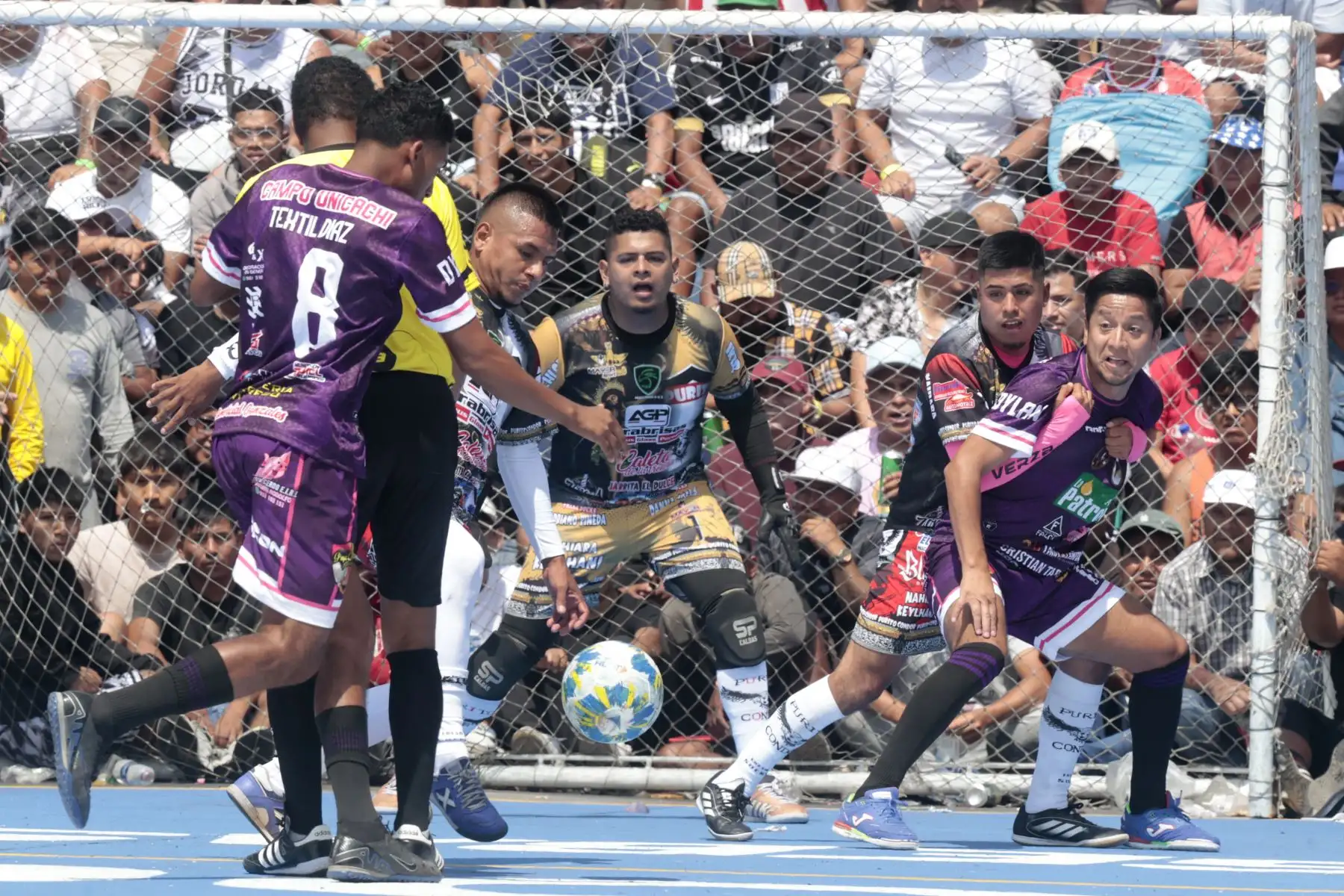En el corazón del distrito de la Victoria, desde las 7:00 horas, se realizó el famoso y tradicional Mundialito de El Porvenir, torneo de fútbol que tiene lugar los 1 de mayo de cada año, con la participación de decenas de equipos y una gran multitud de vecinos y aficionados que acuden a ver los partidos.
Foto: ANDINA/Vidal Tarqui