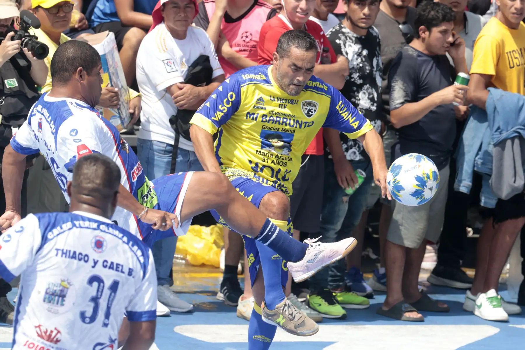En el corazón del distrito de la Victoria, desde las 7:00 horas, se realizó el famoso y tradicional Mundialito de El Porvenir, torneo de fútbol que tiene lugar los 1 de mayo de cada año, con la participación de decenas de equipos y una gran multitud de vecinos y aficionados que acuden a ver los partidos.
Foto: ANDINA/Vidal Tarqui