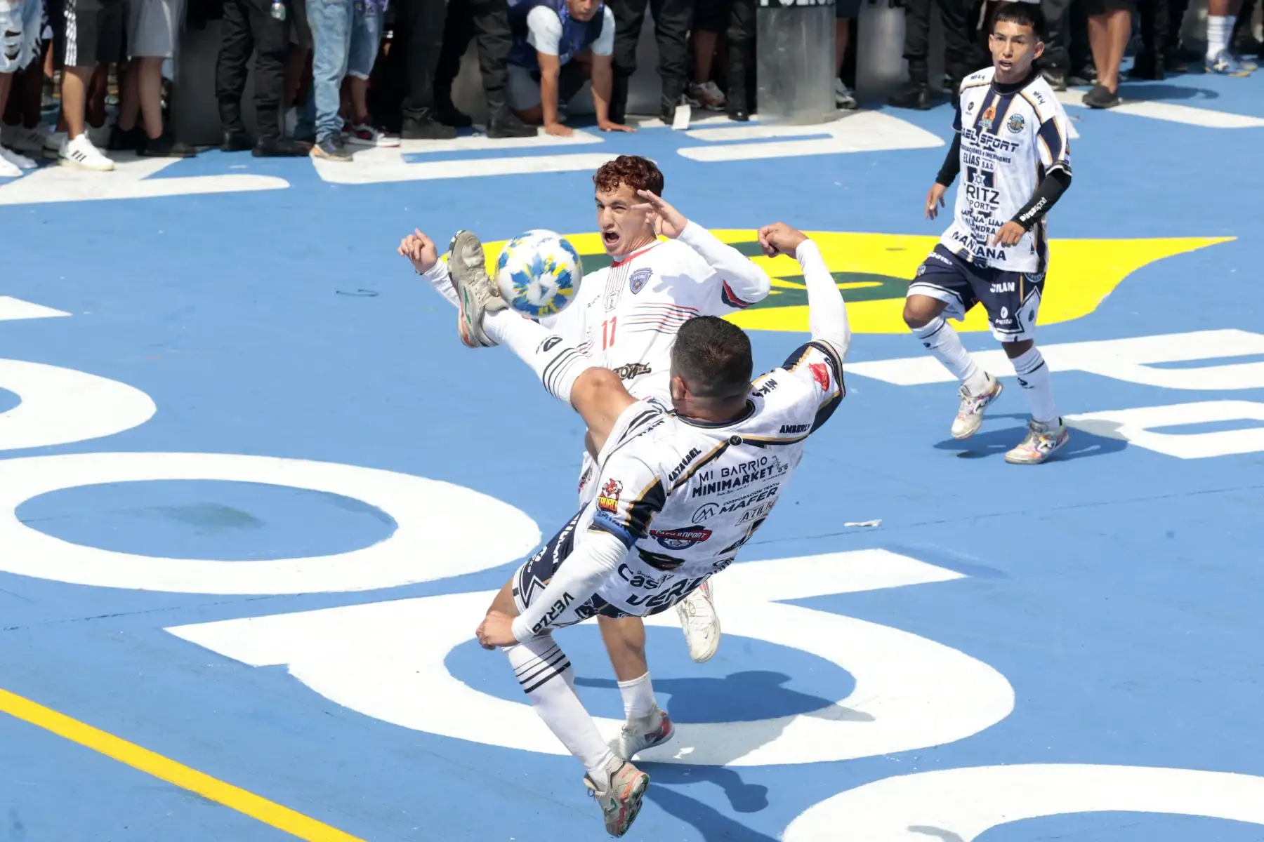 En el corazón del distrito de la Victoria, desde las 7:00 horas, se realizó el famoso y tradicional Mundialito de El Porvenir, torneo de fútbol que tiene lugar los 1 de mayo de cada año, con la participación de decenas de equipos y una gran multitud de vecinos y aficionados que acuden a ver los partidos.
Foto: ANDINA/Vidal Tarqui
