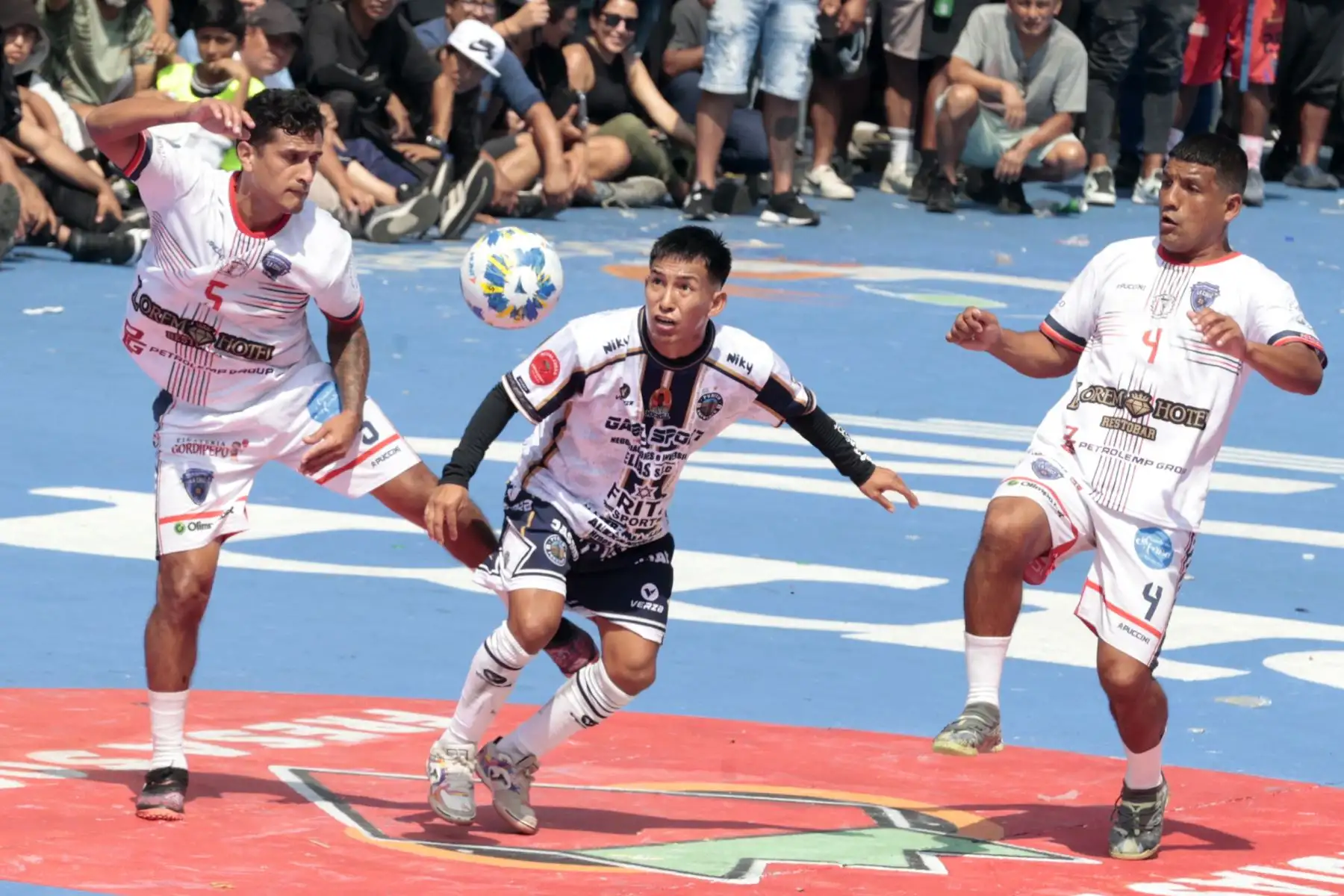 Debido a incidentes de agresiones a jugadores de fútbol y a un árbitro, el Mundialito de El Porvenir en su edición 2025 fue suspendido por la comisión organizadora mientras se disputaba la semifinal del torneo, al no contarse con las garantías de seguridad para los participantes y asistentes al evento.
Foto: ANDINA/Vidal Tarqui