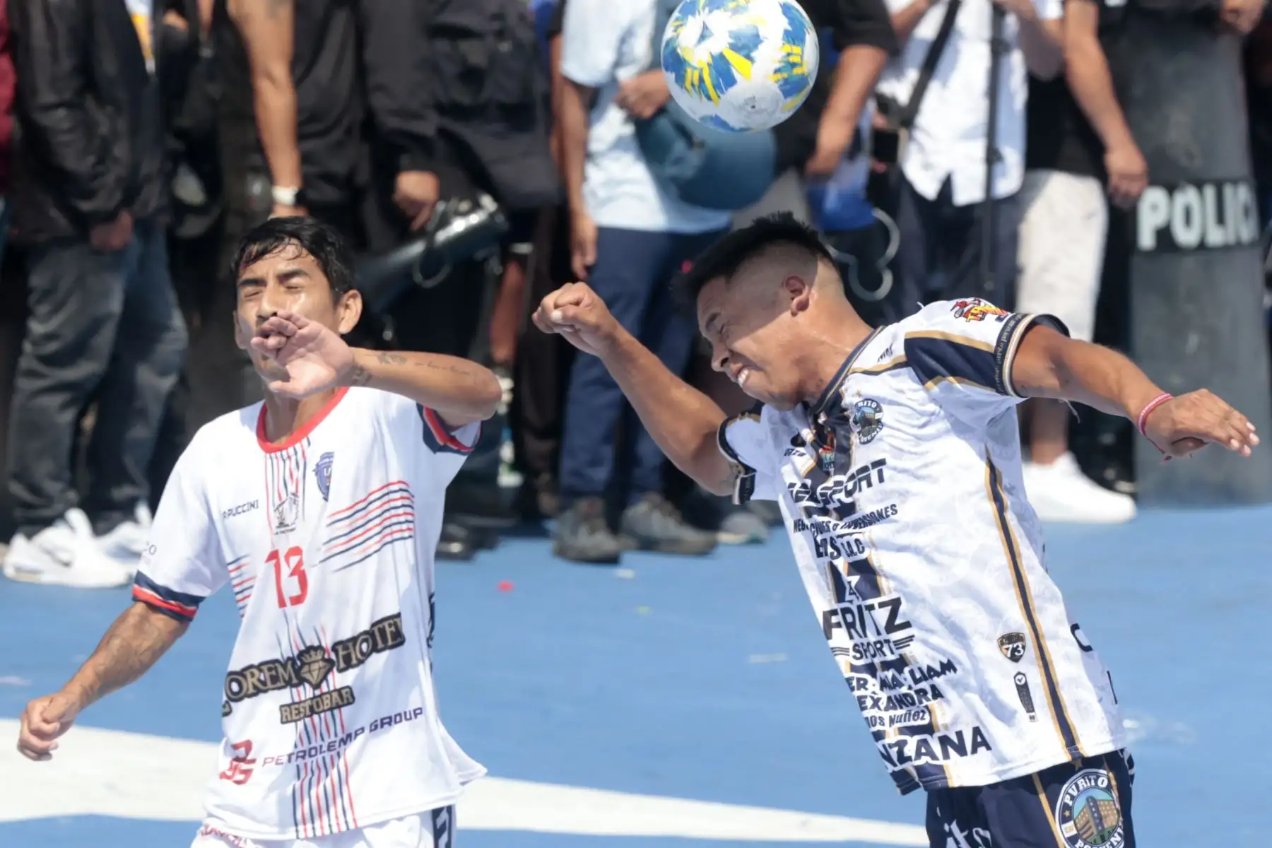 En el corazón del distrito de la Victoria, desde las 7:00 horas, se realizó el famoso y tradicional Mundialito de El Porvenir, torneo de fútbol que tiene lugar los 1 de mayo de cada año, con la participación de decenas de equipos y una gran multitud de vecinos y aficionados que acuden a ver los partidos.
Foto: ANDINA/Vidal Tarqui