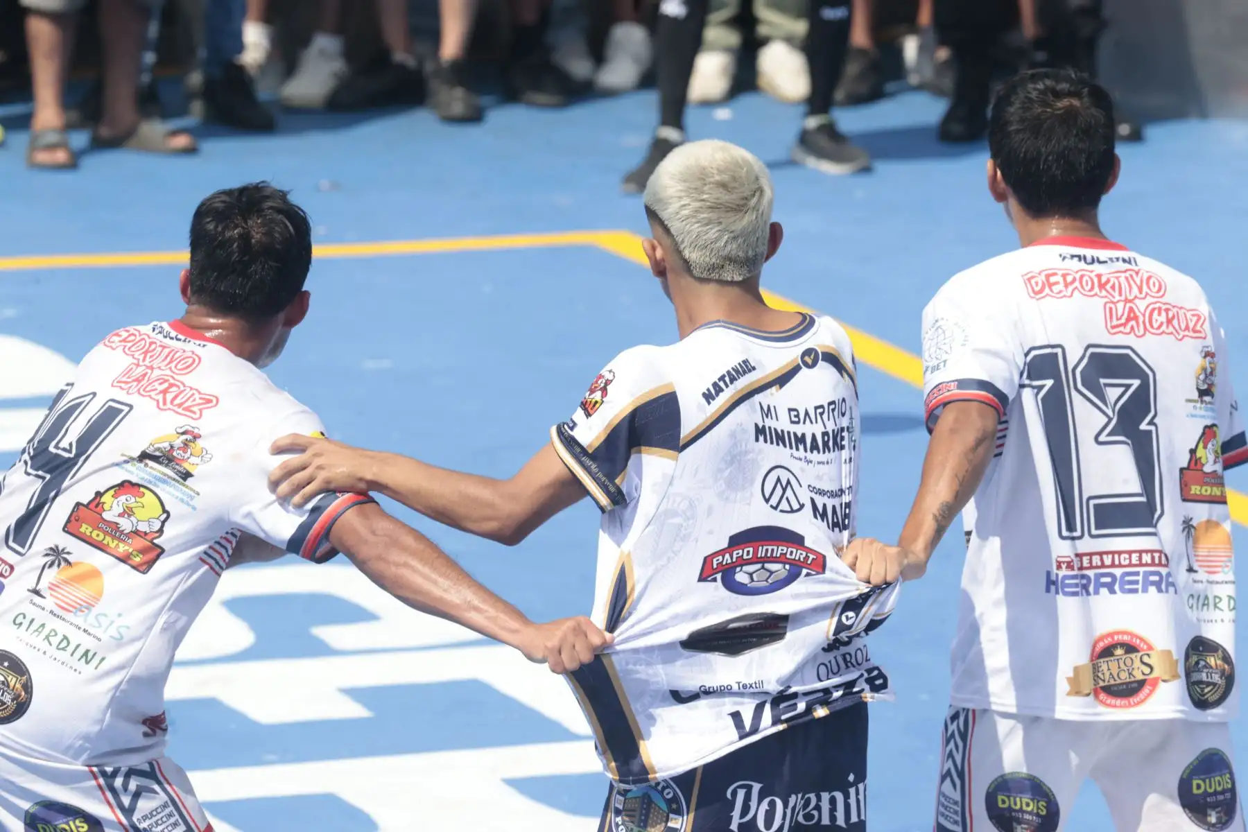 Debido a incidentes de agresiones a jugadores de fútbol y a un árbitro, el Mundialito de El Porvenir en su edición 2025 fue suspendido por la comisión organizadora mientras se disputaba la semifinal del torneo, al no contarse con las garantías de seguridad para los participantes y asistentes al evento.
Foto: ANDINA/Vidal Tarqui