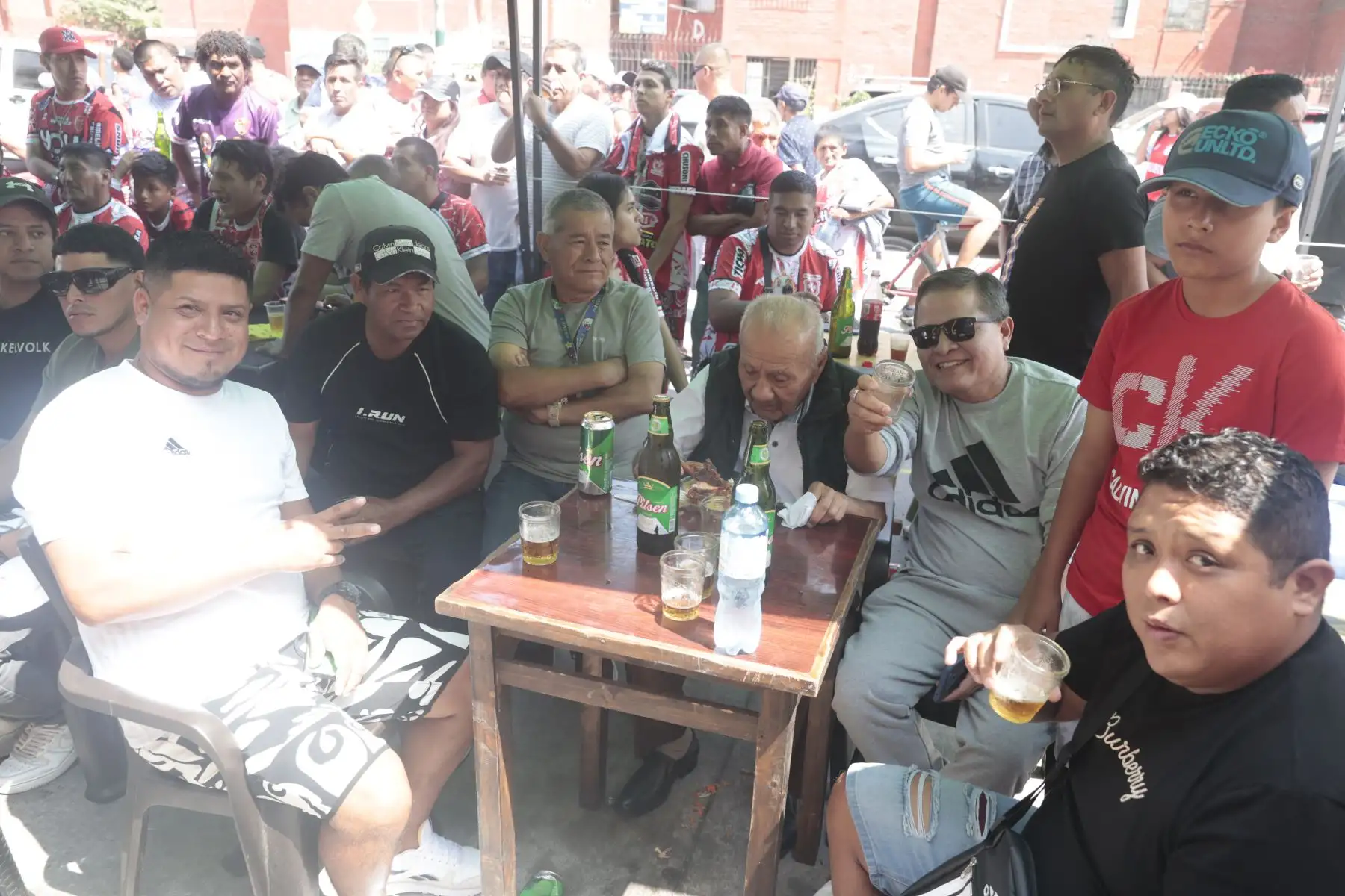 En el corazón del distrito de la Victoria, desde las 7:00 horas, se realizó el famoso y tradicional Mundialito de El Porvenir, torneo de fútbol que tiene lugar los 1 de mayo de cada año, con la participación de decenas de equipos y una gran multitud de vecinos y aficionados que acuden a ver los partidos.
Foto: ANDINA/Vidal Tarqui