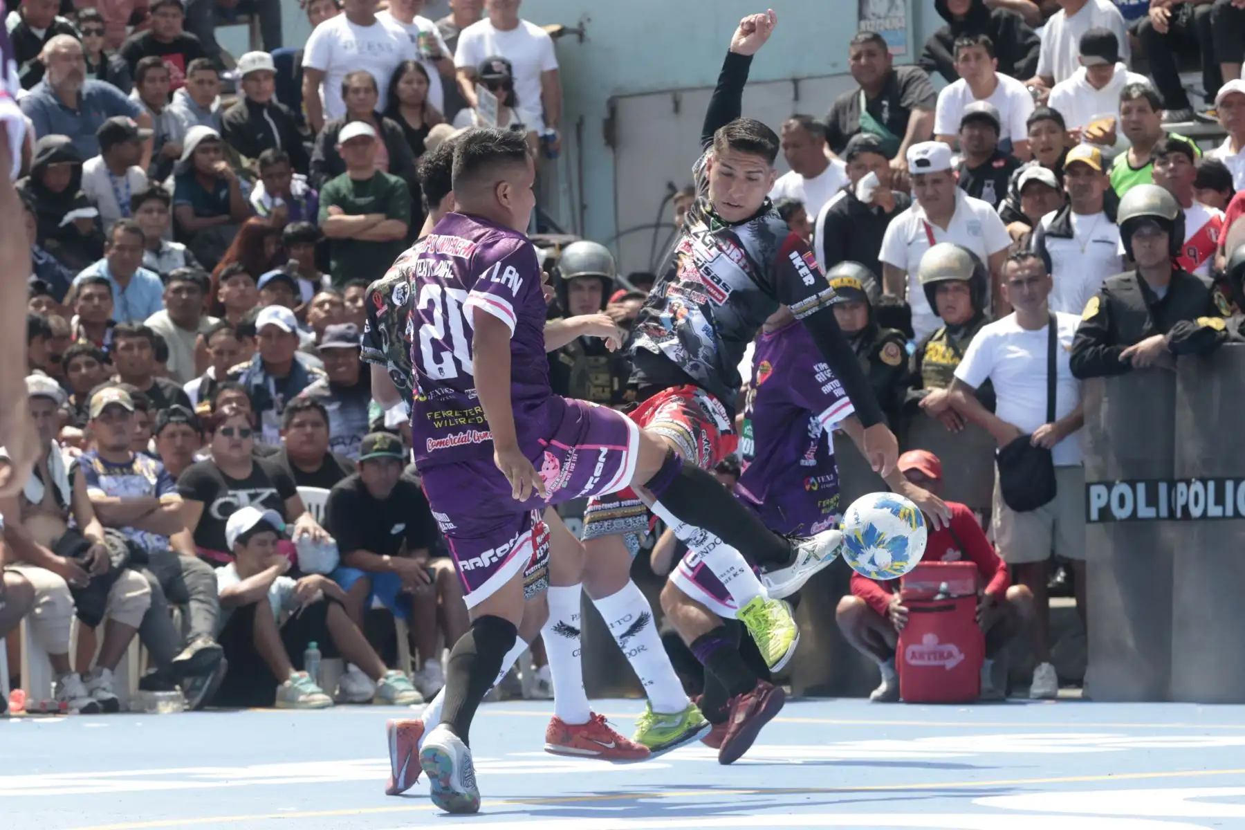 En el corazón del distrito de la Victoria, desde las 7:00 horas, se realizó el famoso y tradicional Mundialito de El Porvenir, torneo de fútbol que tiene lugar los 1 de mayo de cada año, con la participación de decenas de equipos y una gran multitud de vecinos y aficionados que acuden a ver los partidos.
Foto: ANDINA/Vidal Tarqui