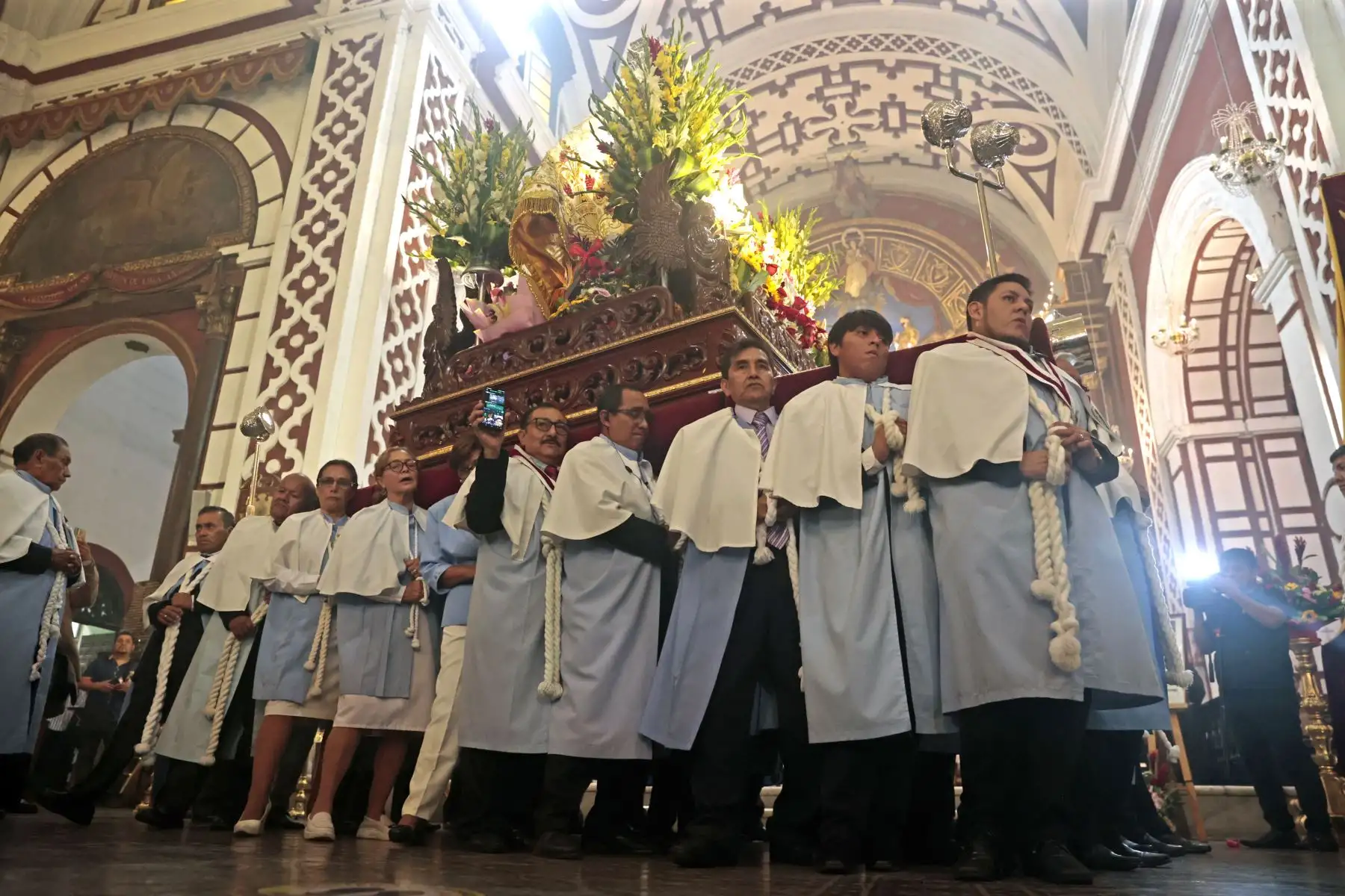 Fieles devotos acompañan a la procesión de "Virgen de Chapi en iglesia San Francisco. Foto: ANDINA/Vidal Tarqui