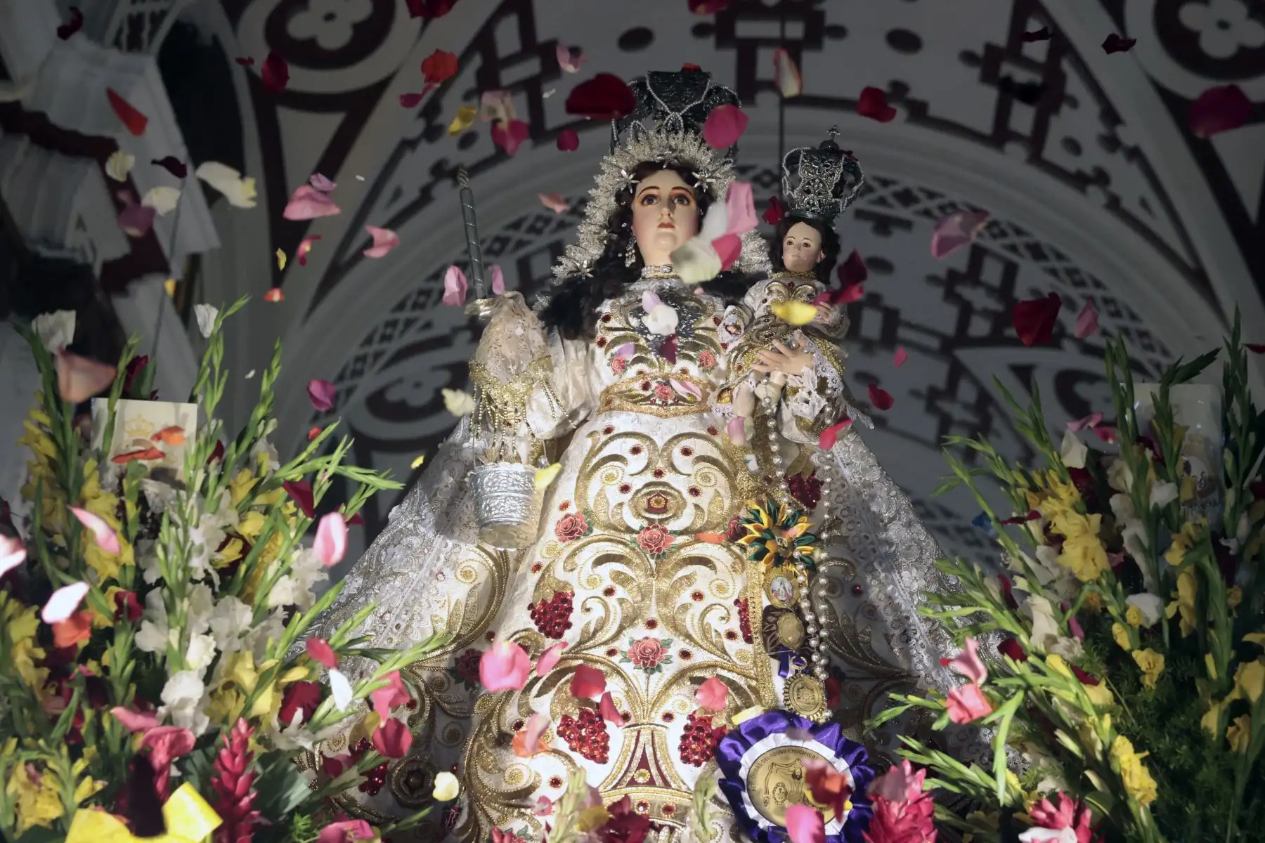 Fieles devotos acompañan a la procesión de "Virgen de Chapi en iglesia San Francisco. Foto: ANDINA/Vidal Tarqui