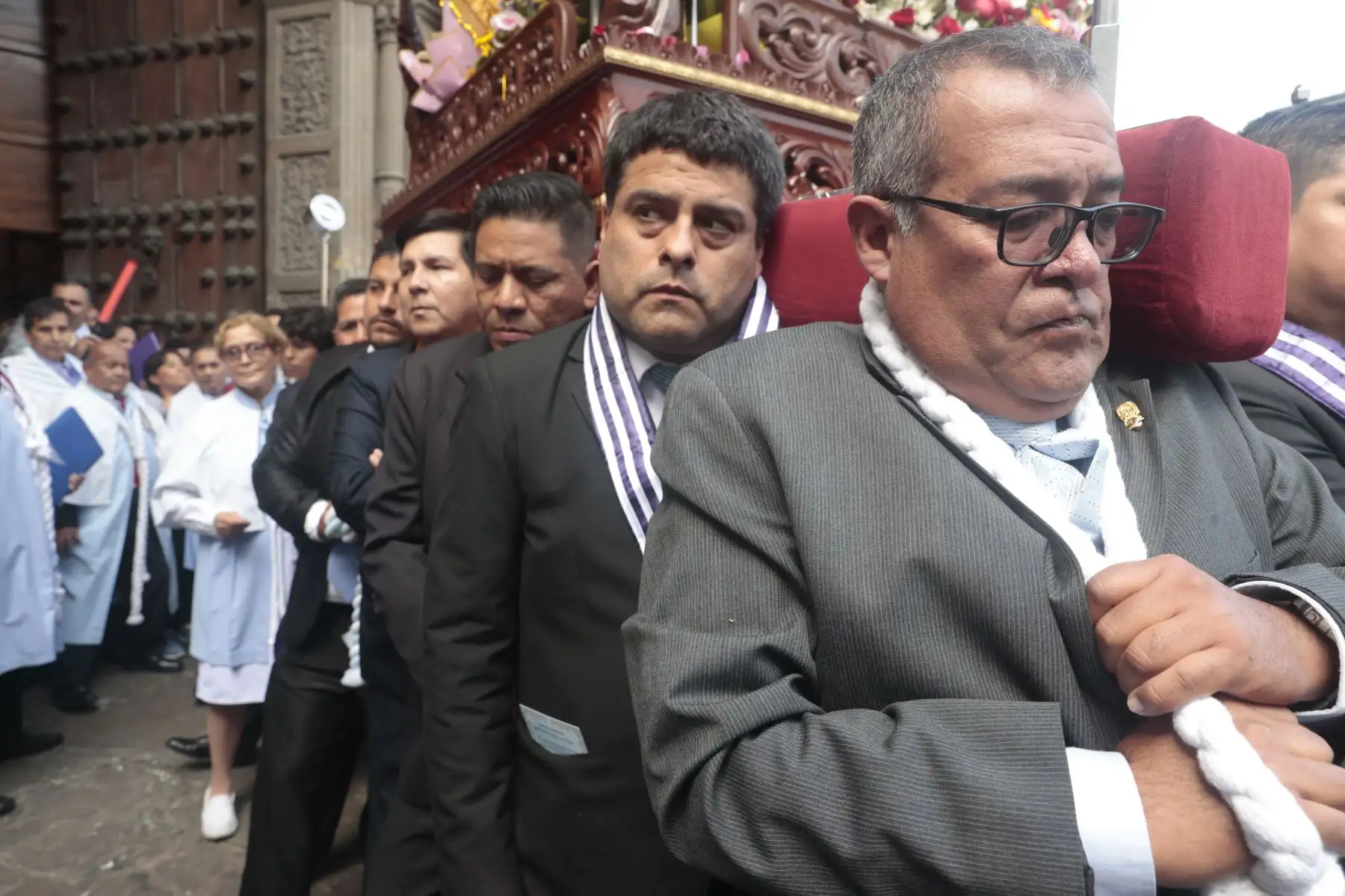 Fieles devotos acompañan a la procesión de "Virgen de Chapi en iglesia San Francisco. Foto: ANDINA/Vidal Tarqui
