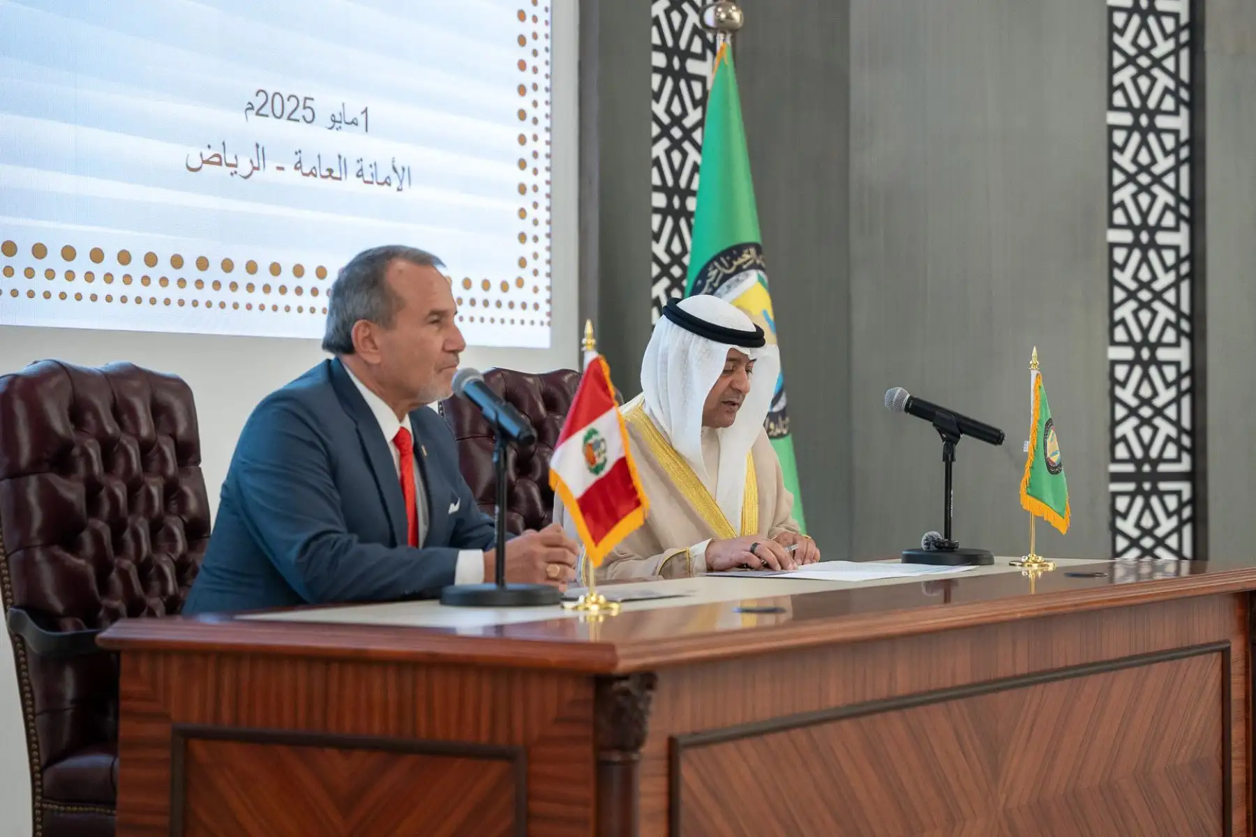 Desde Arabia Saudita, el ministro de Relaciones Exteriores, Elmer Schialer, y el secretario general del Consejo de Cooperación para los Estados Árabes del Golfo, Jasem Mohamed AlBudaiwi, suscribieron hoy un Memorando de Entendimiento para el establecimiento de consultas sobre asuntos de interés común entre ambos países. Foto: Cancillería