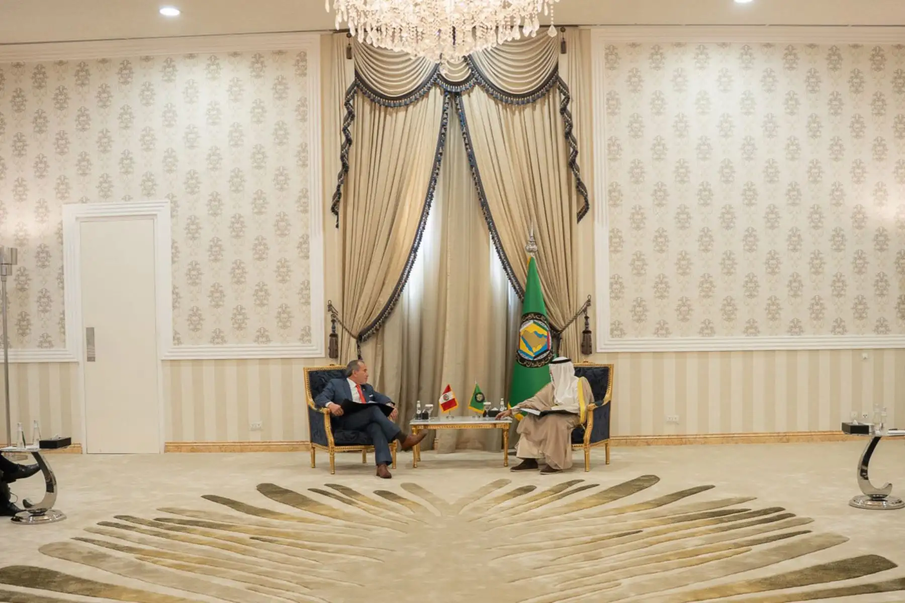 Desde Arabia Saudita, el ministro de Relaciones Exteriores, Elmer Schialer, y el secretario general del Consejo de Cooperación para los Estados Árabes del Golfo, Jasem Mohamed AlBudaiwi, suscribieron hoy un Memorando de Entendimiento para el establecimiento de consultas sobre asuntos de interés común entre ambos países. Foto: Cancillería