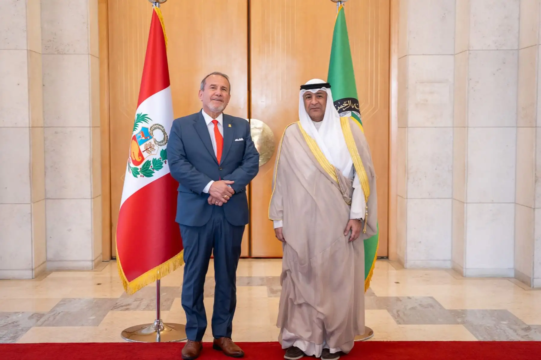 Desde Arabia Saudita, el ministro de Relaciones Exteriores, Elmer Schialer, y el secretario general del Consejo de Cooperación para los Estados Árabes del Golfo, Jasem Mohamed AlBudaiwi, suscribieron hoy un Memorando de Entendimiento para el establecimiento de consultas sobre asuntos de interés común entre ambos países. Foto: Cancillería