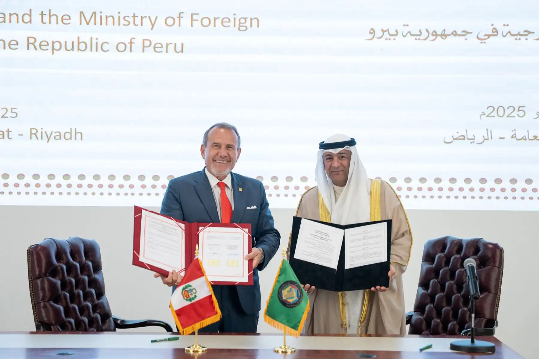 Foreign Minister of the Republic of Peru, Elmer Schialer, and the Secretary General of the Gulf Cooperation Council (GCC), Jasem Mohamed Al Budaiwi, ANDINA/Difusión