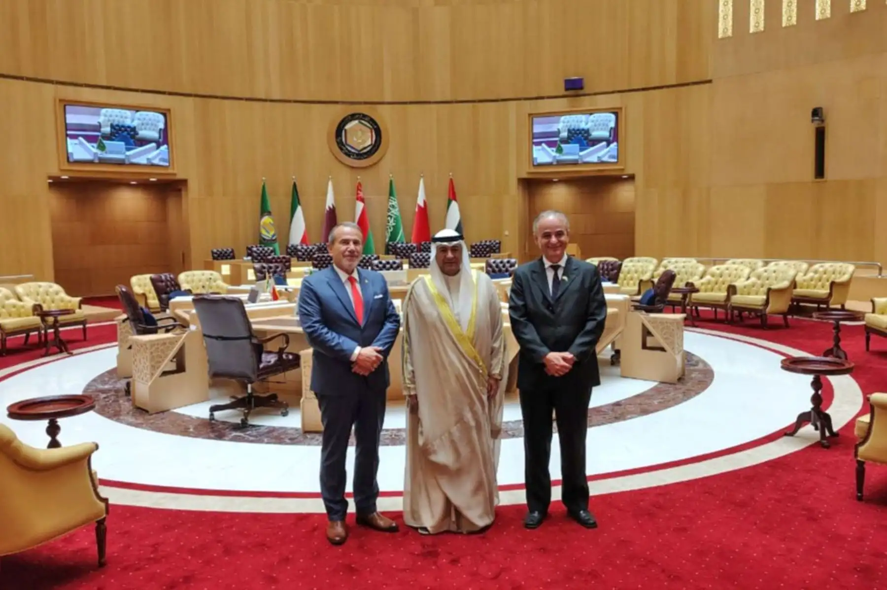Desde Arabia Saudita, el ministro de Relaciones Exteriores, Elmer Schialer, y el secretario general del Consejo de Cooperación para los Estados Árabes del Golfo, Jasem Mohamed AlBudaiwi, suscribieron hoy un Memorando de Entendimiento para el establecimiento de consultas sobre asuntos de interés común entre ambos países. Foto: Cancillería