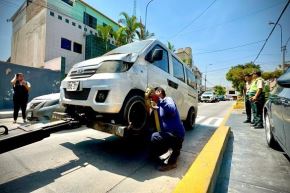 El irresponsable chofer de esta minivan pudo causar una tragedia en San Borja. Foto: ATU/Difusión.
