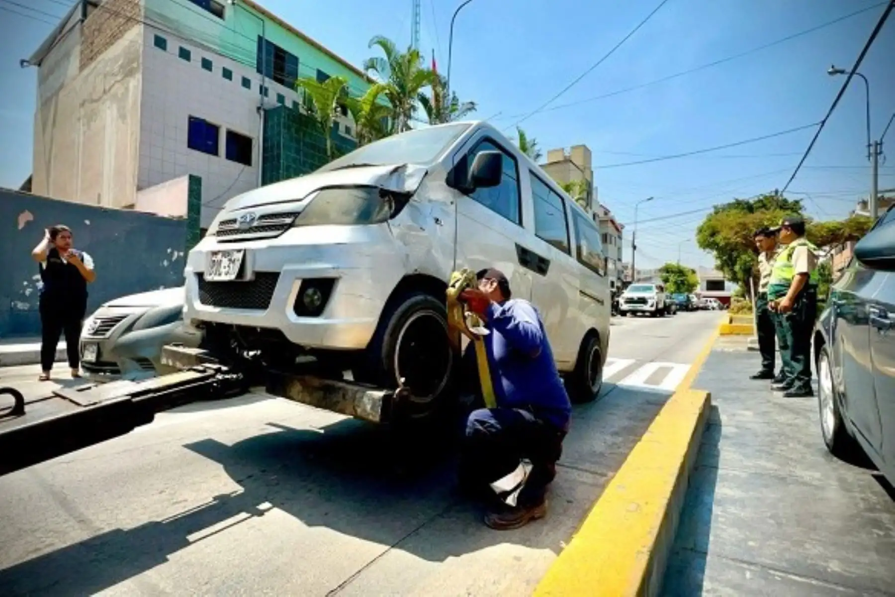 El irresponsable chofer de esta minivan pudo causar una tragedia en San Borja. Foto: ATU/Difusión.