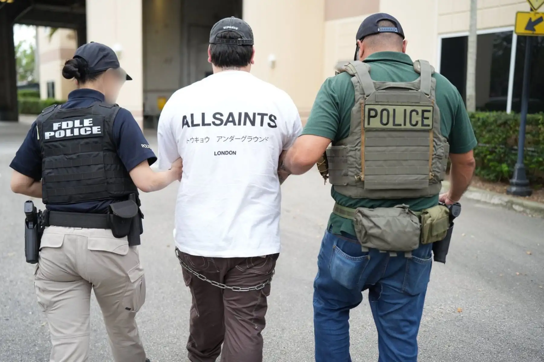 Agentes de la policía trasladan a un inmigrante detenido durante la operación 