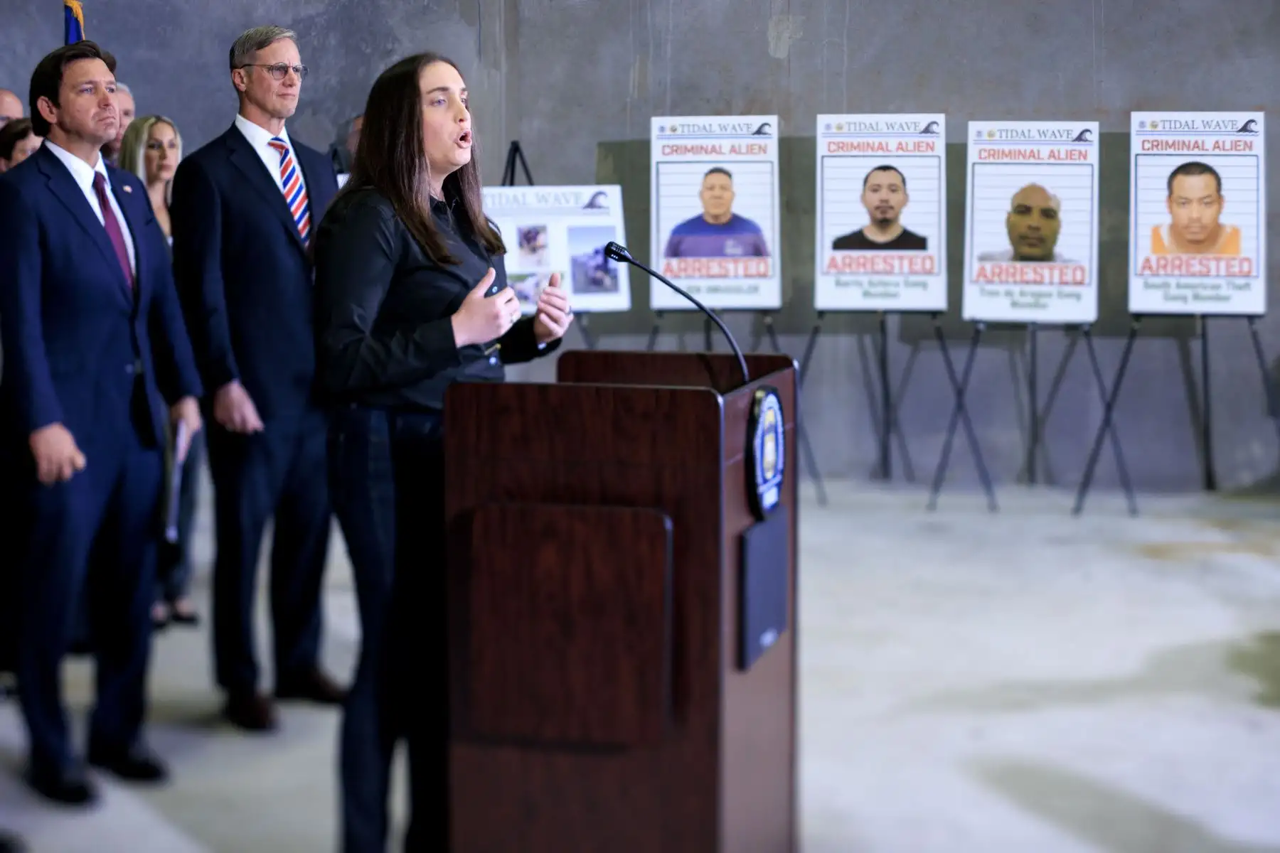 La subdirectora del Servicio de Inmigración y Control de Aduanas de Estados Unidos, Madison Sheahan, habla durante la conferencia de prensa en la oficina de Operaciones de Deportación y Control de Inmigración y Aduanas (ICE) en Miramar, Florida, EE.UU., el 1 de mayo de 2025, en donde se anunció los resultados de la mayor operación conjunta de control de inmigración en la historia de Florida. Foto: EFE