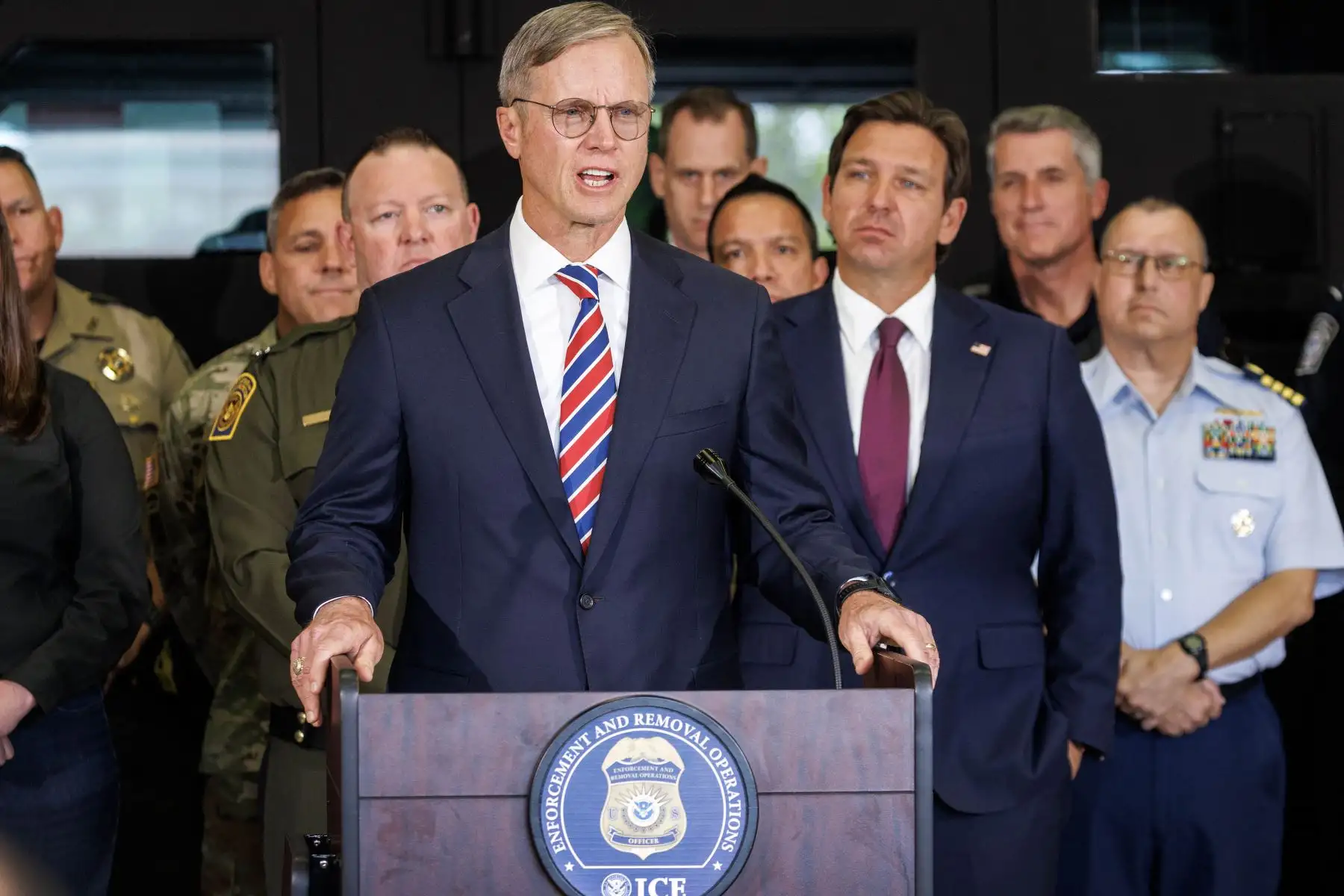 El director ejecutivo de la Junta Estatal de Control de Inmigración, Larry Keefe, habla durante la conferencia de prensa en la oficina de Operaciones de Deportación y Control de Inmigración y Aduanas (ICE) en Miramar, Florida, EE.UU., el 1 de mayo de 2025, donde se anunció los resultados de la mayor operación conjunta de control de inmigración en la historia de Florida. Foto: EFE