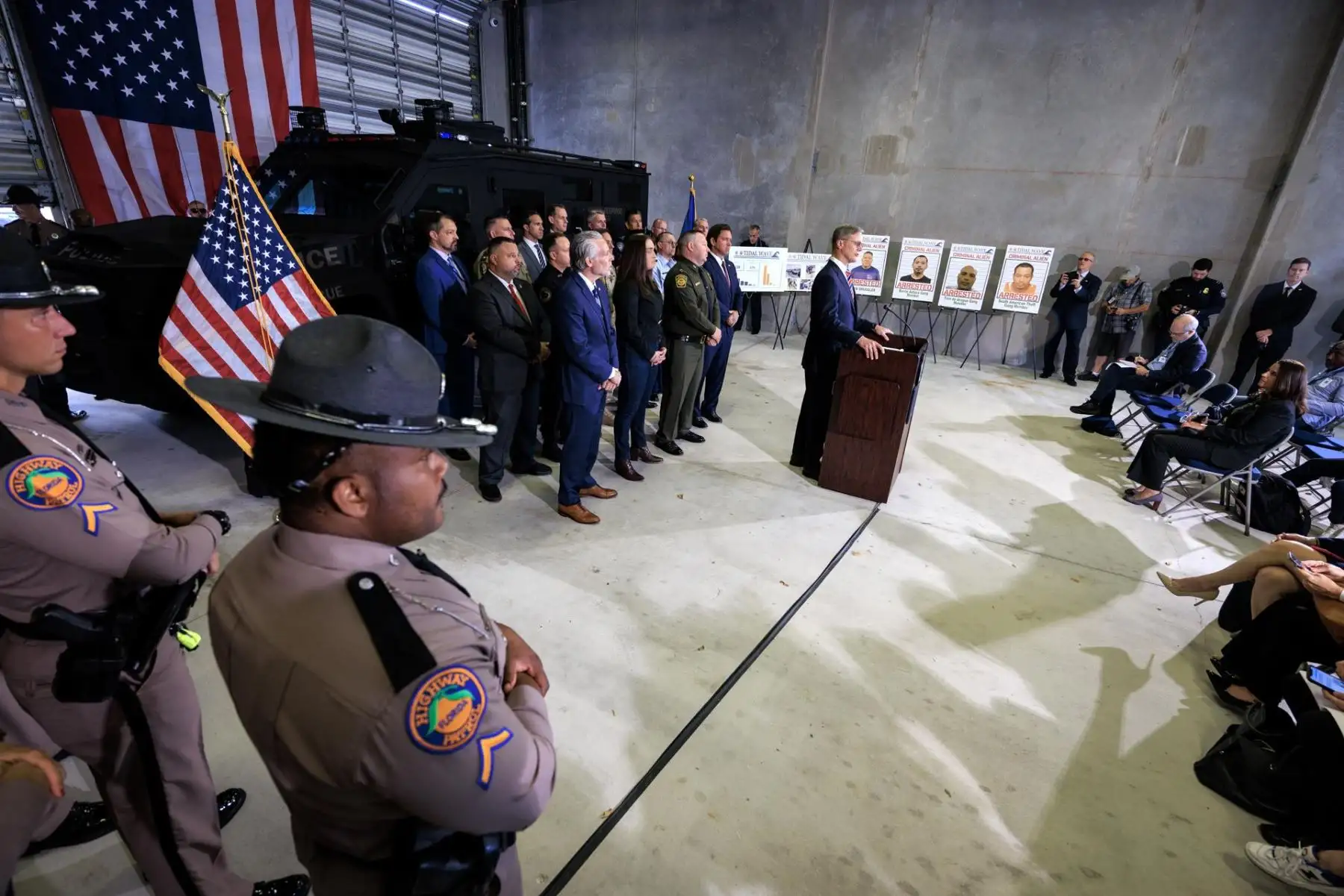 El director ejecutivo de la Junta Estatal de Control de Inmigración, Larry Keefe, habla durante la conferencia de prensa en la oficina de Operaciones de Deportación y Control de Inmigración y Aduanas (ICE) en Miramar, Florida, EE.UU., el 1 de mayo de 2025, donde se anunció los resultados de la mayor operación conjunta de control de inmigración en la historia de Florida. Foto: EFE