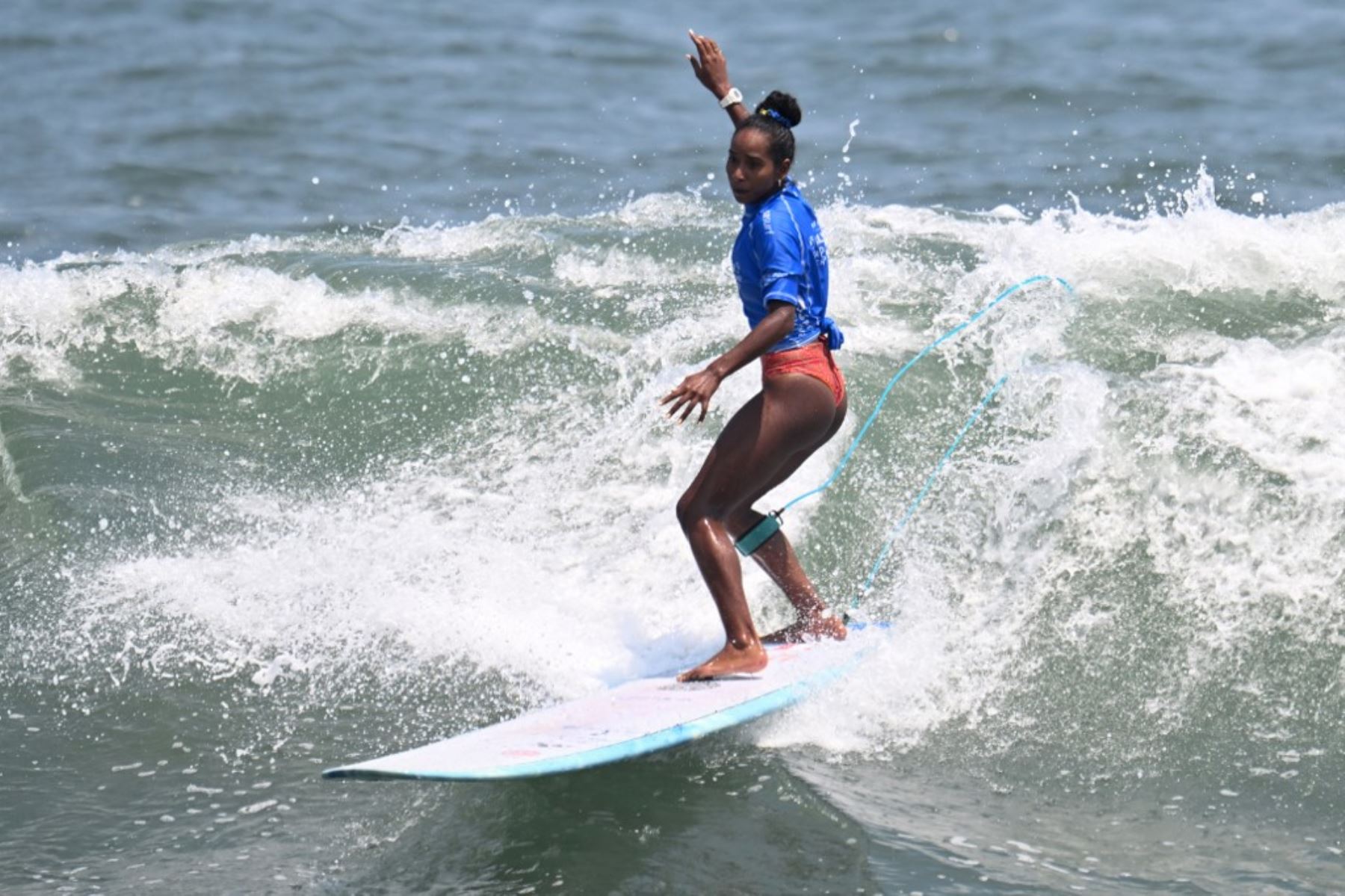 La surfista María Fernanda Reyes consiguió medalla de bronce para Perú en El Salvador. Foto: AFP