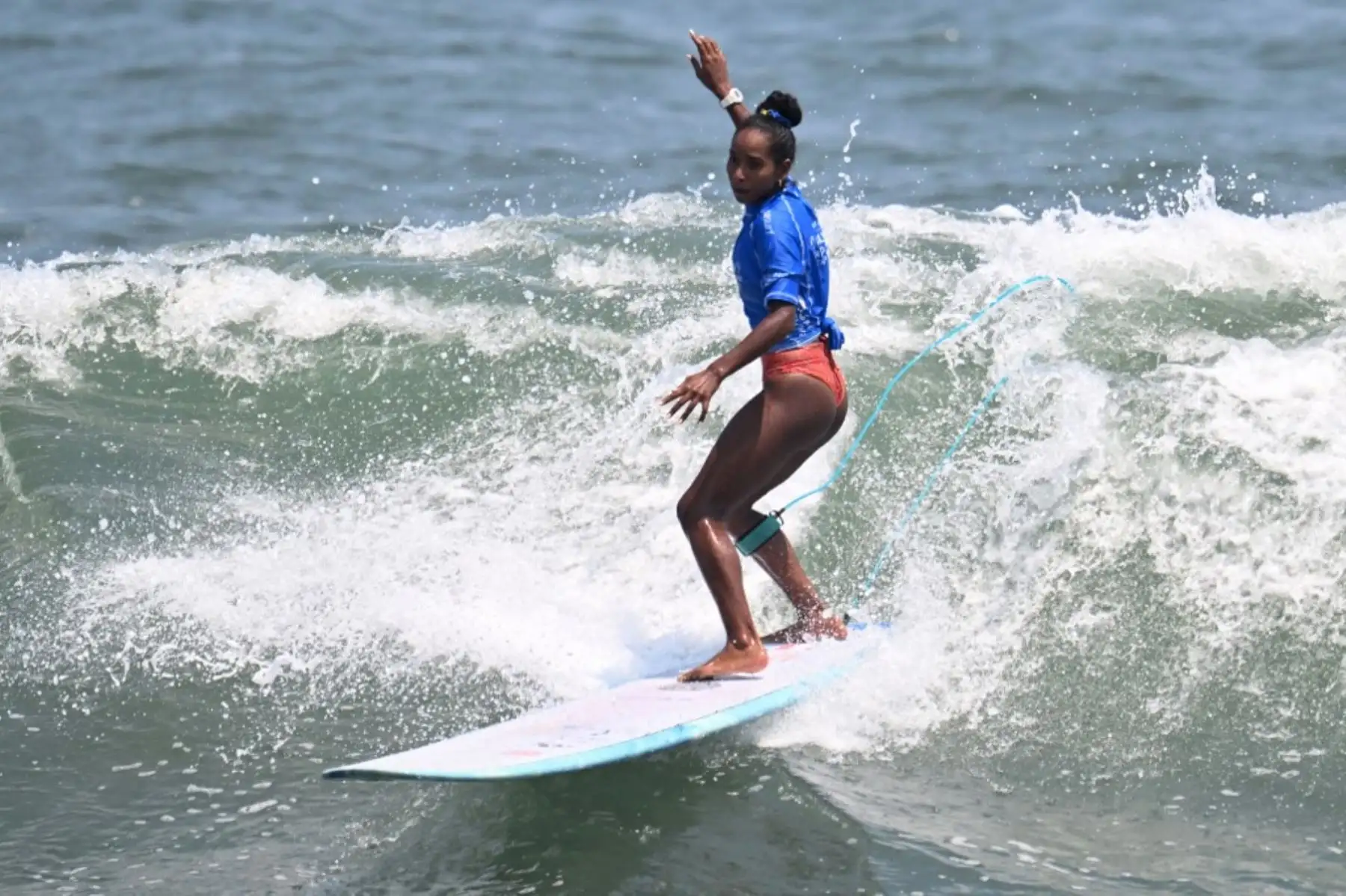 La surfista María Fernanda Reyes consiguió medalla de bronce para Perú en El Salvador. Foto: AFP