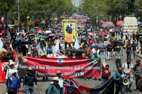Miles de manifestantes marchan durante la conmemoración del Día del Trabajo en Ciudad de México. Foto: EFE