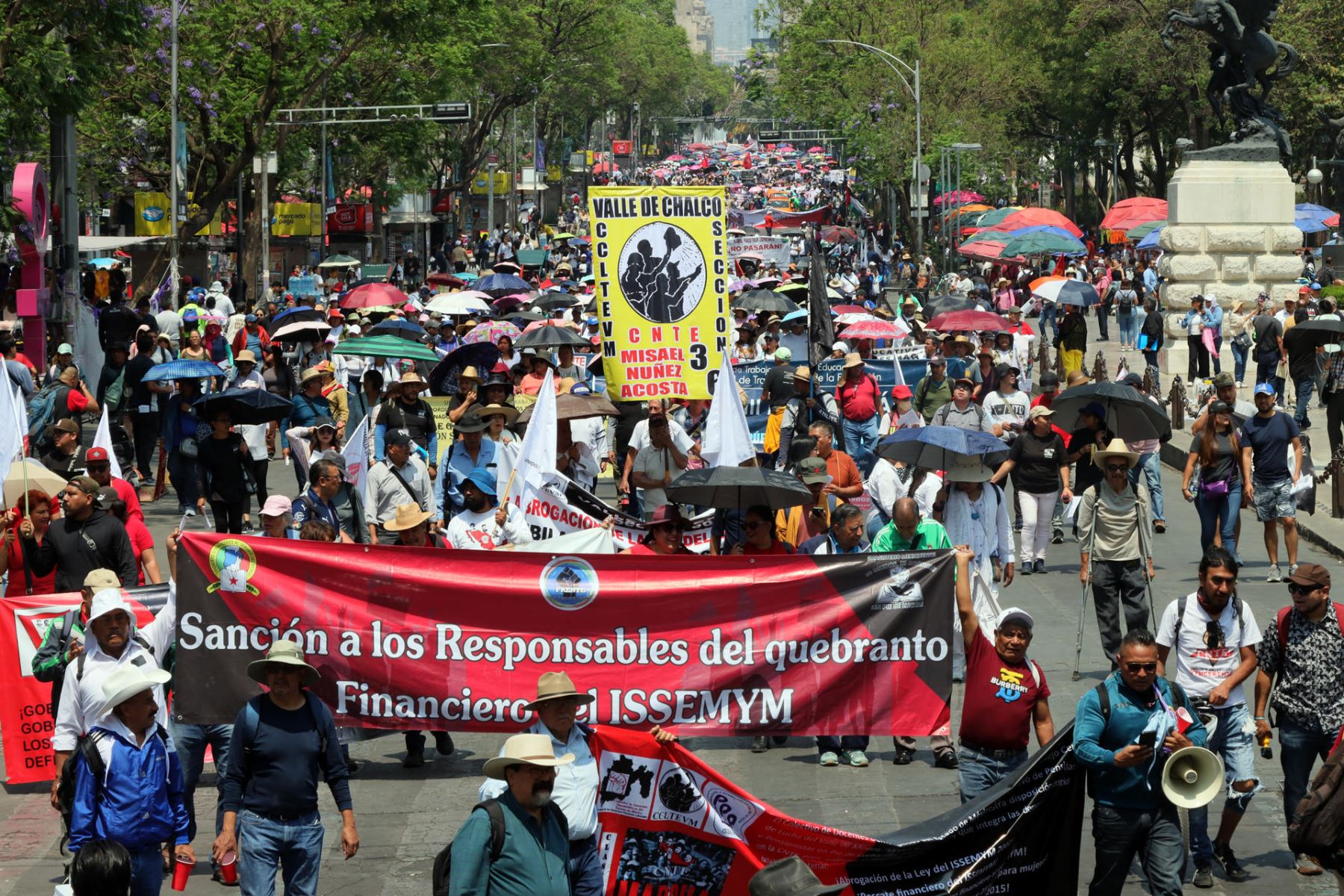 Miles de manifestantes marchan durante la conmemoración del Día del Trabajo en Ciudad de México. Foto: EFE