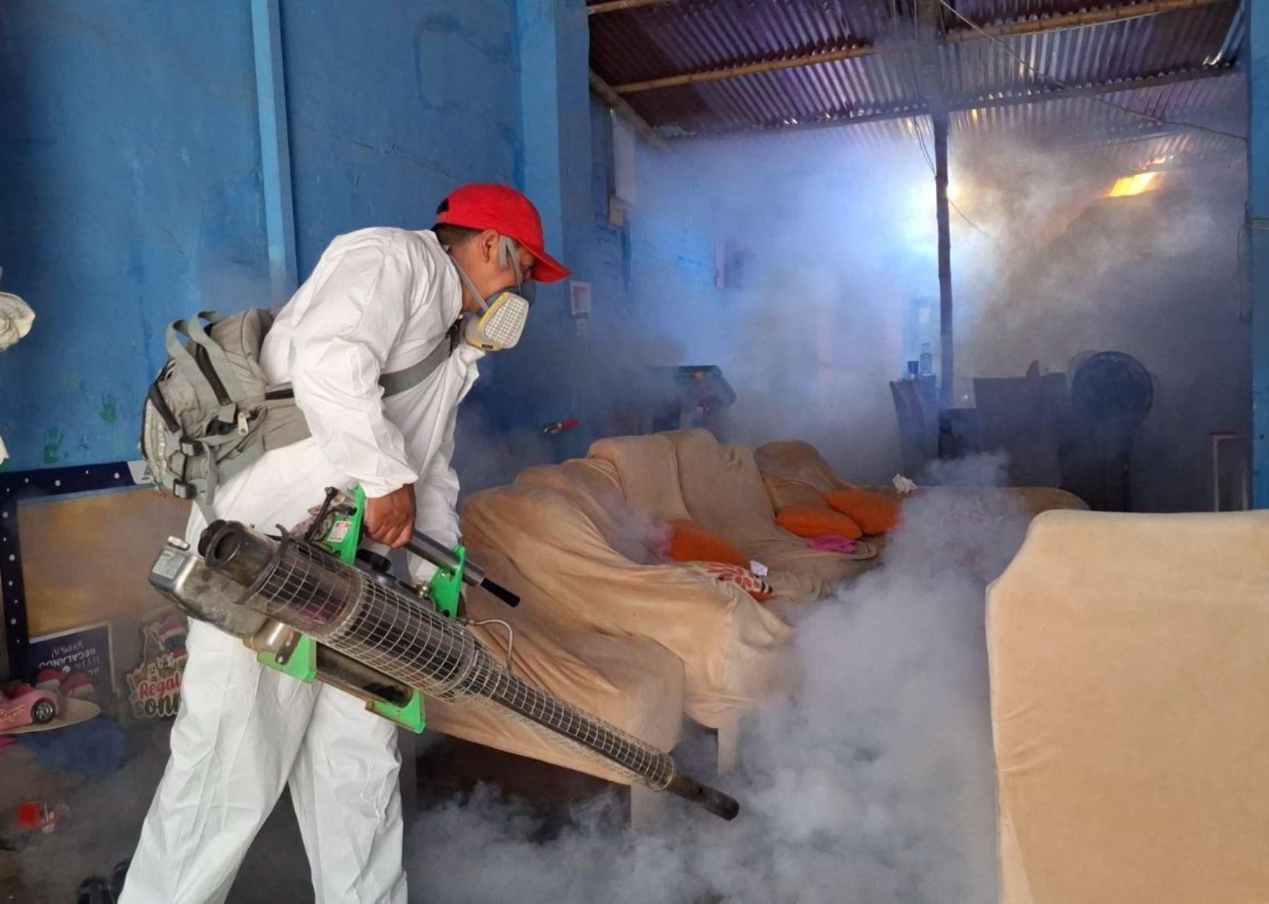 Ante el incremento de casos de dengue en el distrito de Olmos, la Red de Salud Lambayeque inició la fumigación de viviendas para erradicar al insecto transmisor de esa enfermedad. ANDINA/Difusión