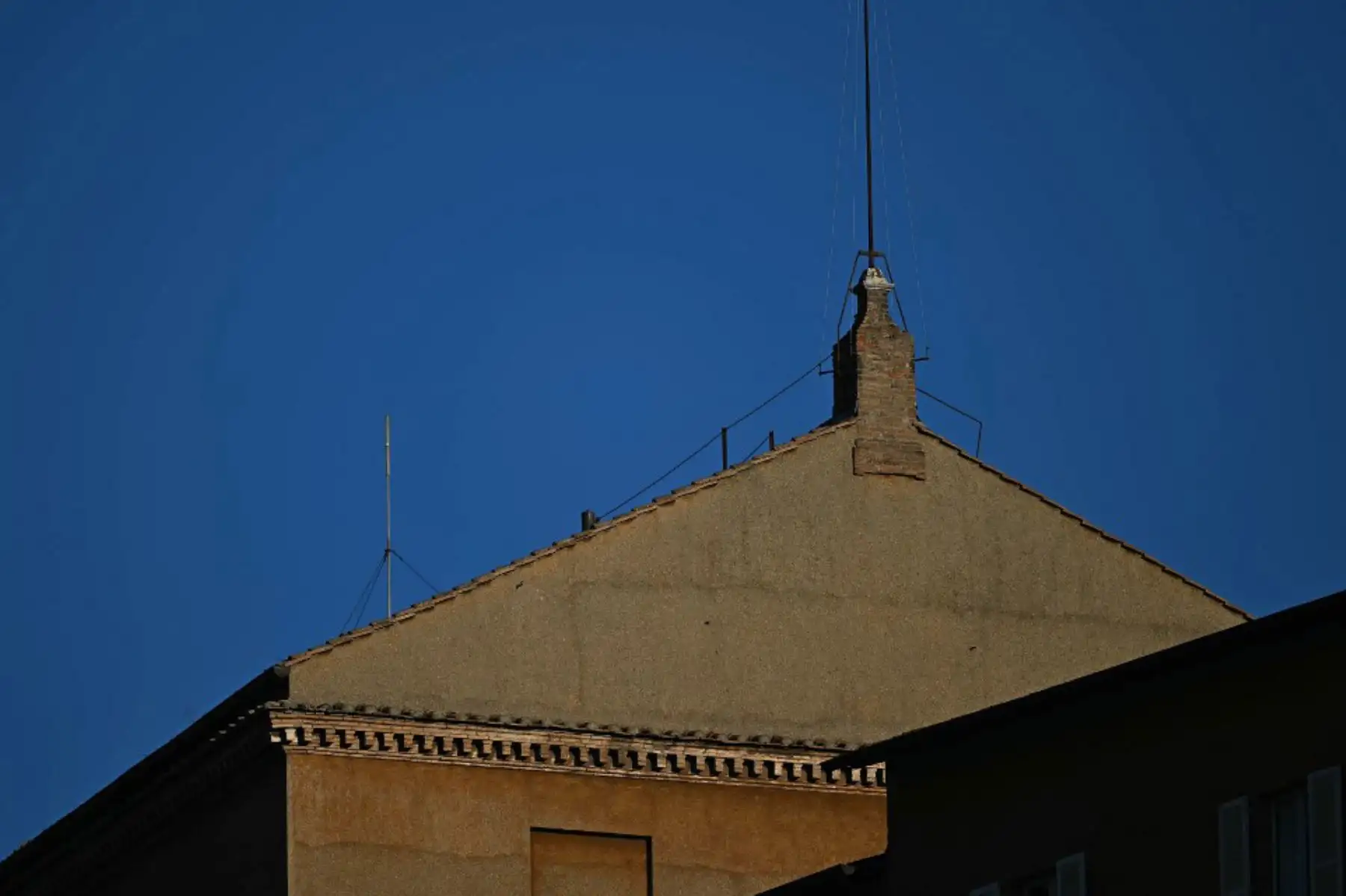 Esta fotografía muestra una vista del tejado de la Capilla Sixtina, tras el funeral del Papa y antes del cónclave, en el Vaticano. Foto: AFP