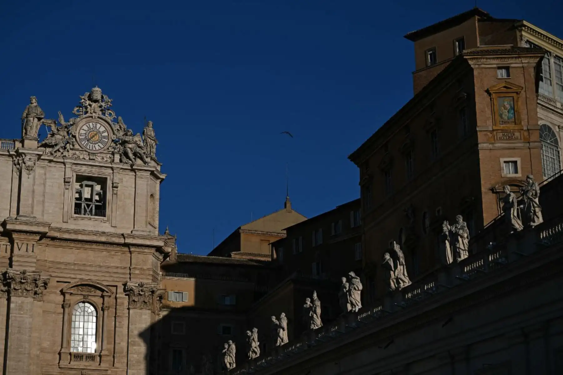 Vista del tejado de la Capilla Sixtina, tras el funeral del Papa y antes del cónclave, en el Vaticano. Foto: AFP