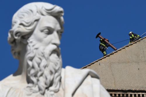 El Vaticano instala la chimenea que anunciará al sucesor del papa Francisco
