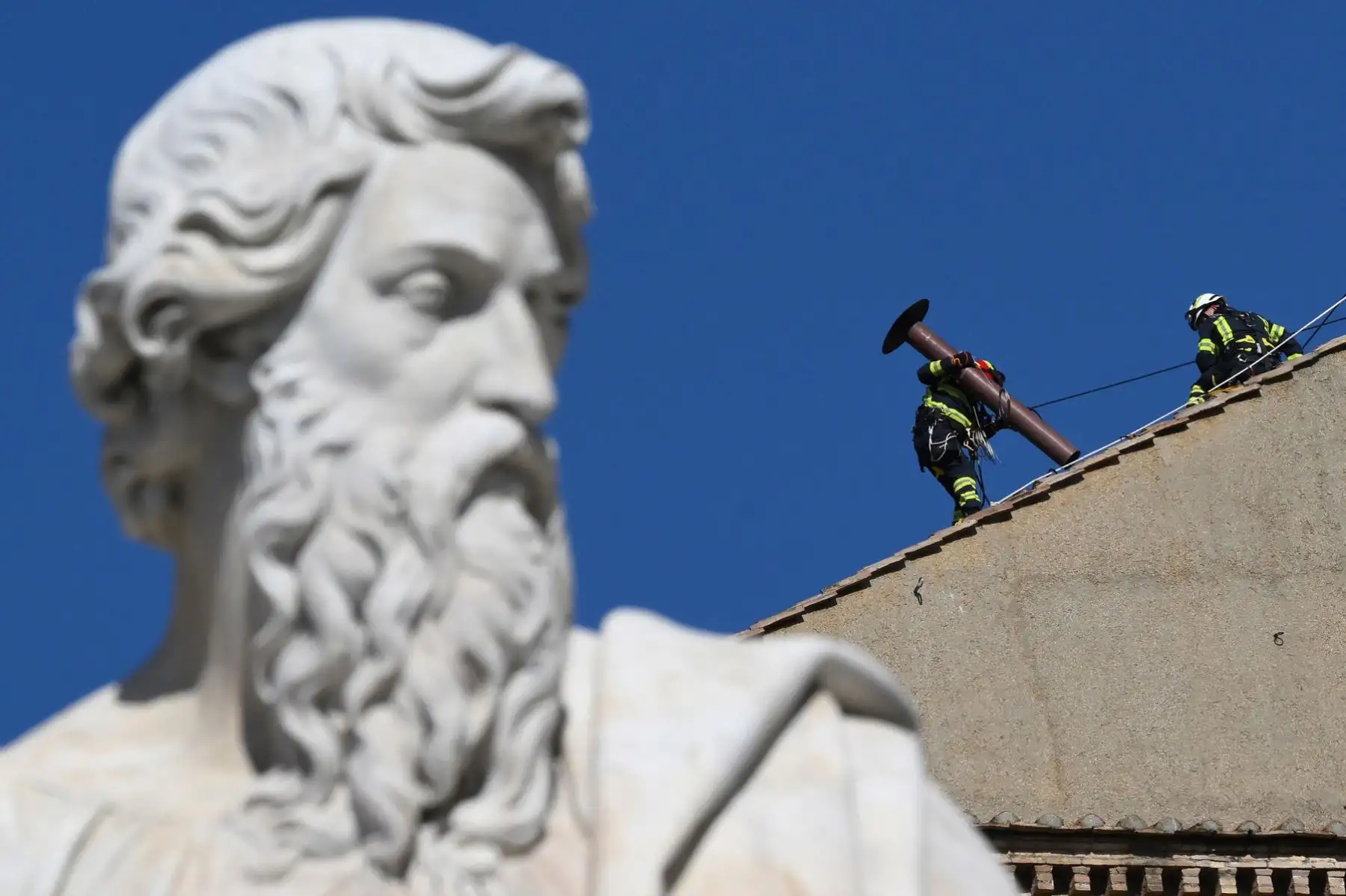 Técnicos instalan una chimenea en el techo de la Capilla Sixtina en la Ciudad del Vaticano, este viernes, antes del cónclave para elegir un nuevo Papa que comenzará el 7 de mayo. Foto: EFE