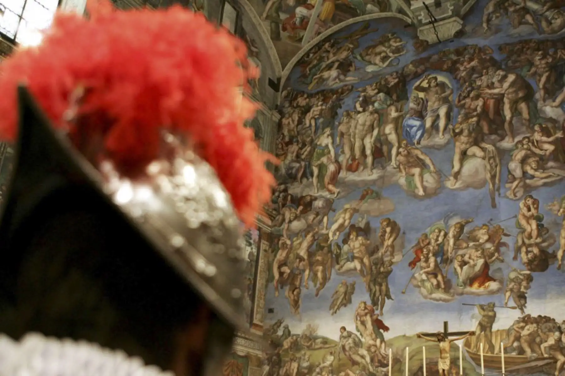 Un guardia suizo durante una misa en la Capilla Sixtina del Vaticano.

Foto: AFP